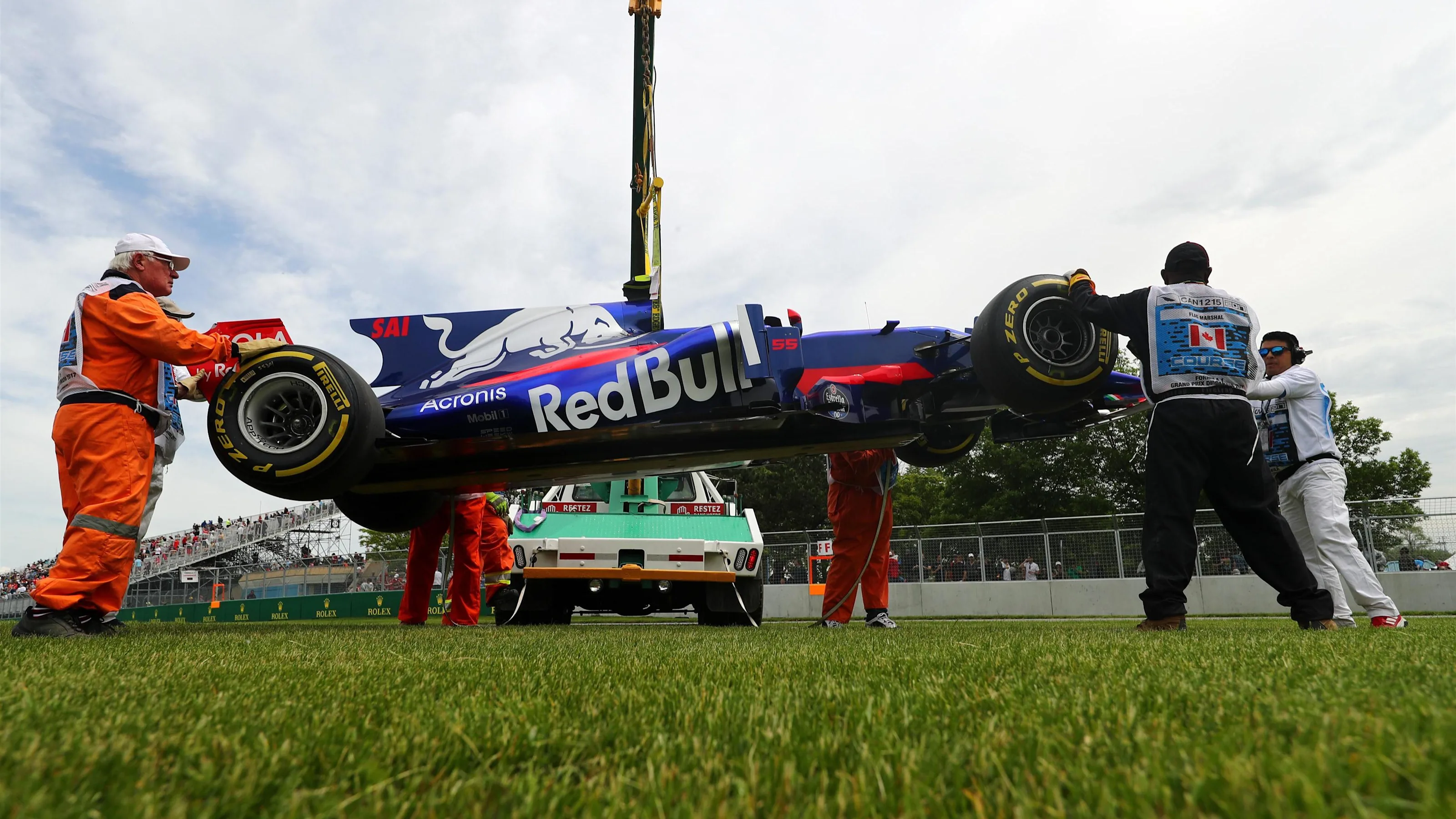 The car of Carlos Sainz jr (ESP) Scuderia Toro Rosso STR12 is recovered after FP1 at Formula One