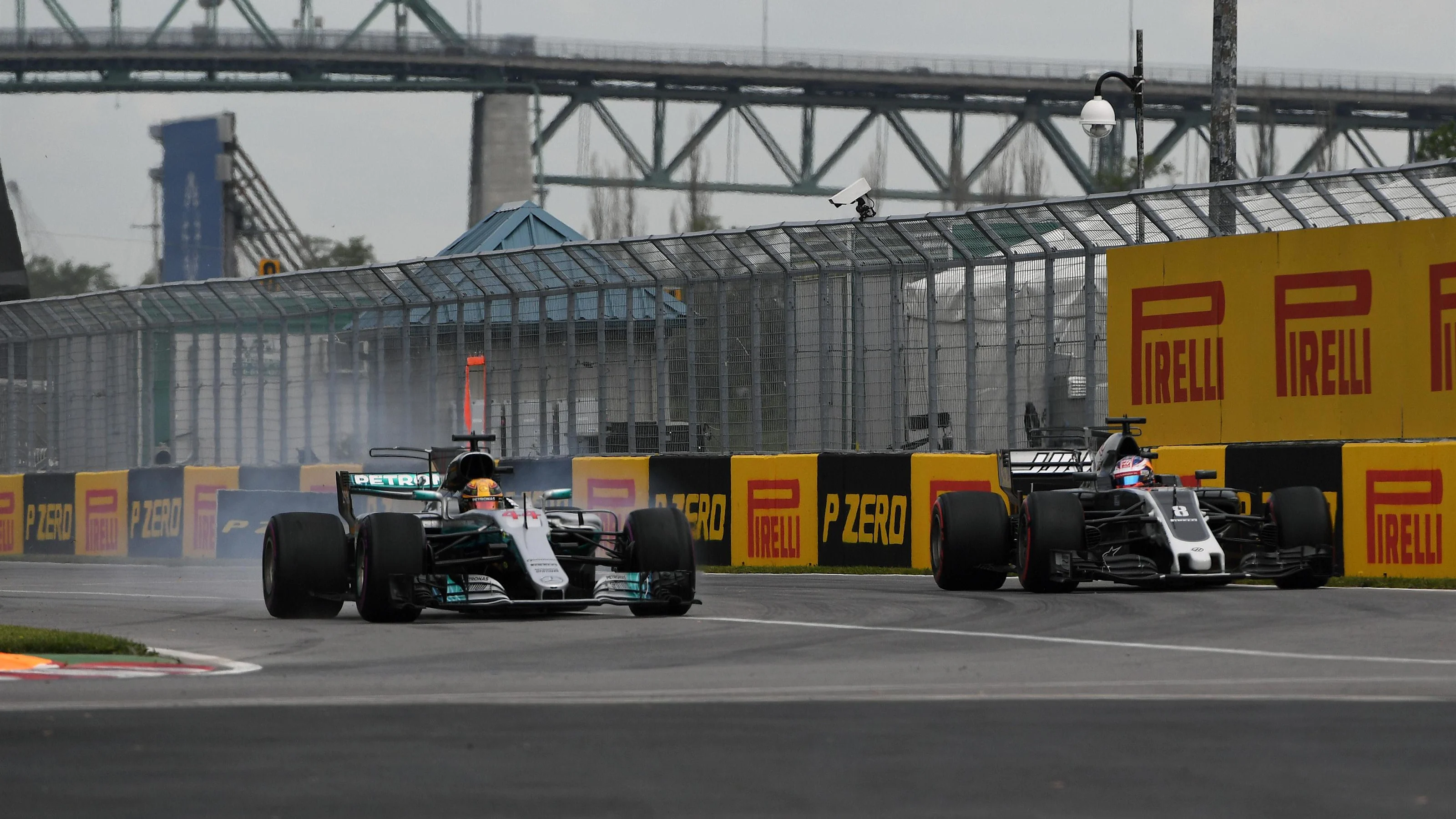 Lewis Hamilton (GBR) Mercedes-Benz F1 W08 Hybrid and Romain Grosjean (FRA) Haas VF-17 at Formula