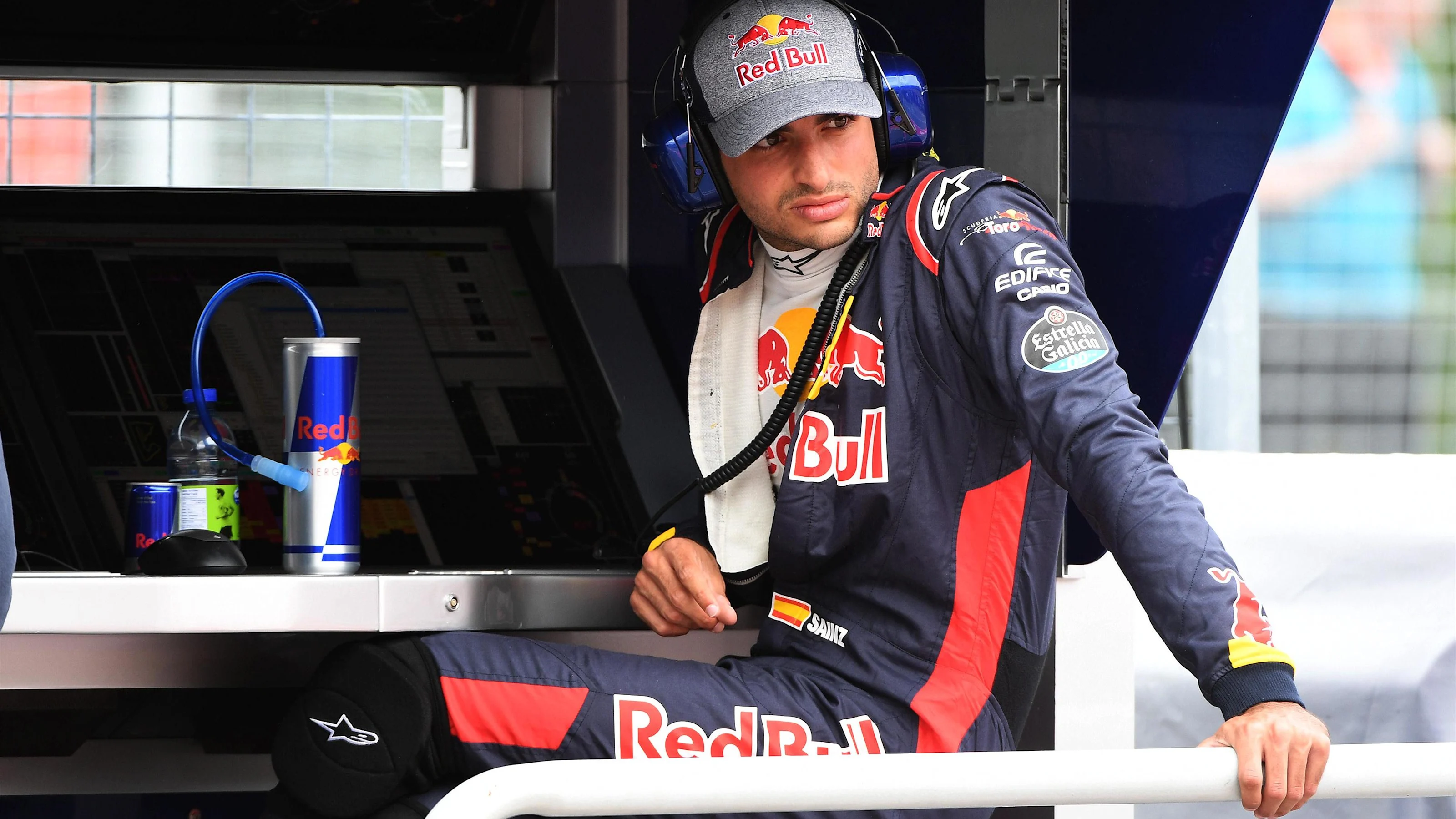 Carlos Sainz jr (ESP) Scuderia Toro Rosso sits on the pit wall gantry after stopping on track in