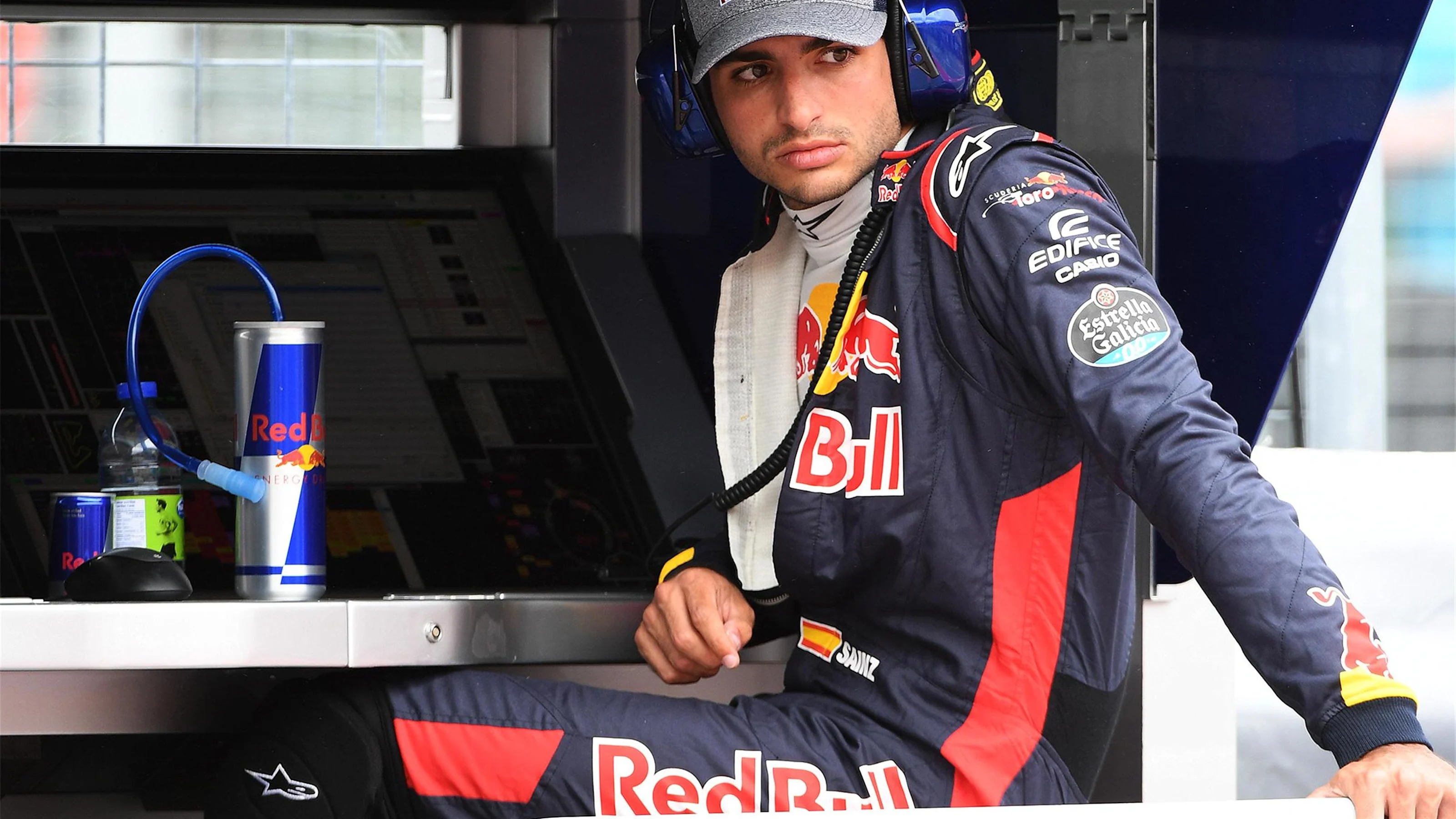 Carlos Sainz jr (ESP) Scuderia Toro Rosso sits on the pit wall gantry after stopping on track in