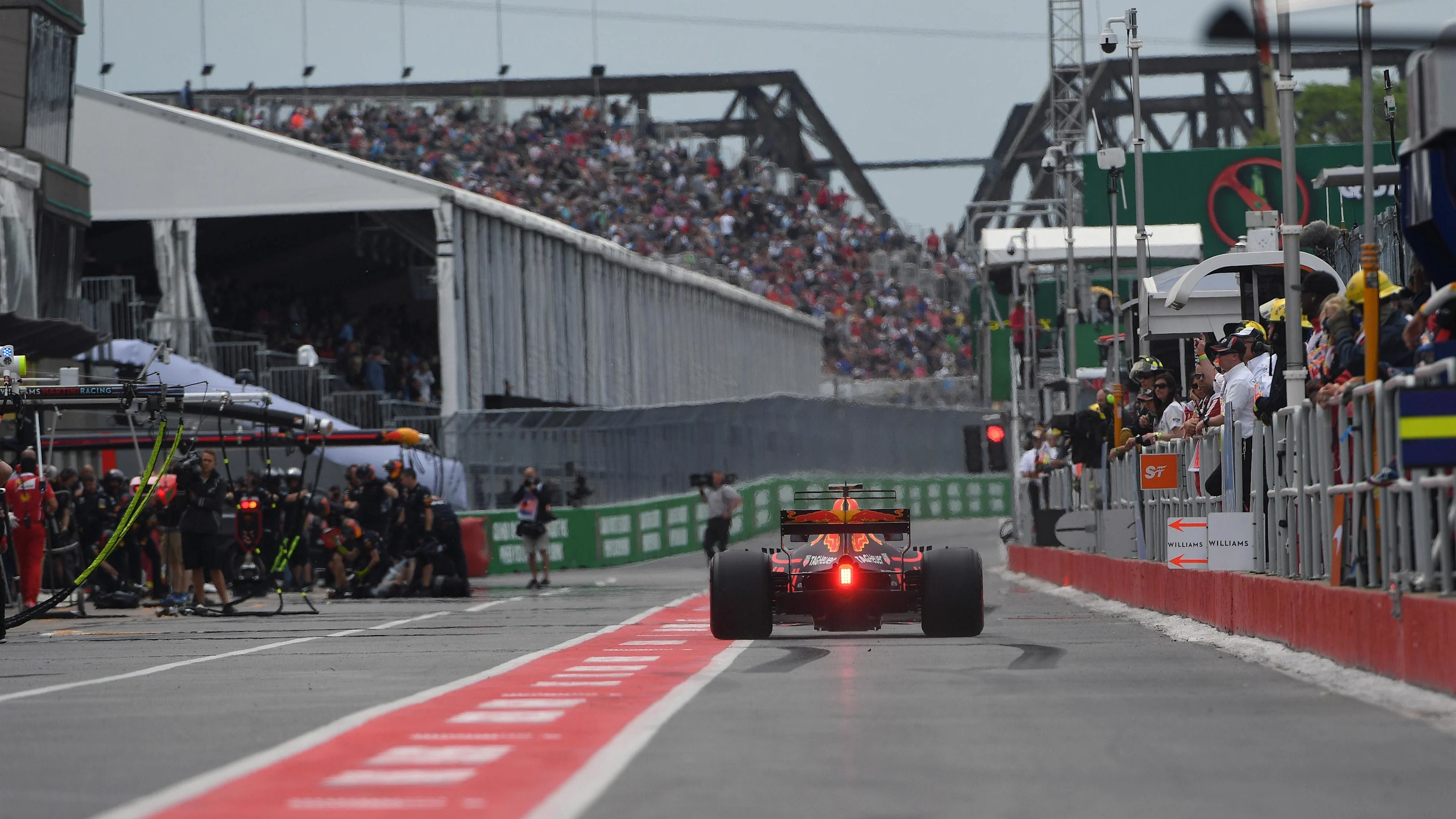 Daniel Ricciardo (AUS) Red Bull Racing RB13 at Formula One World Championship, Rd7, Canadian Grand