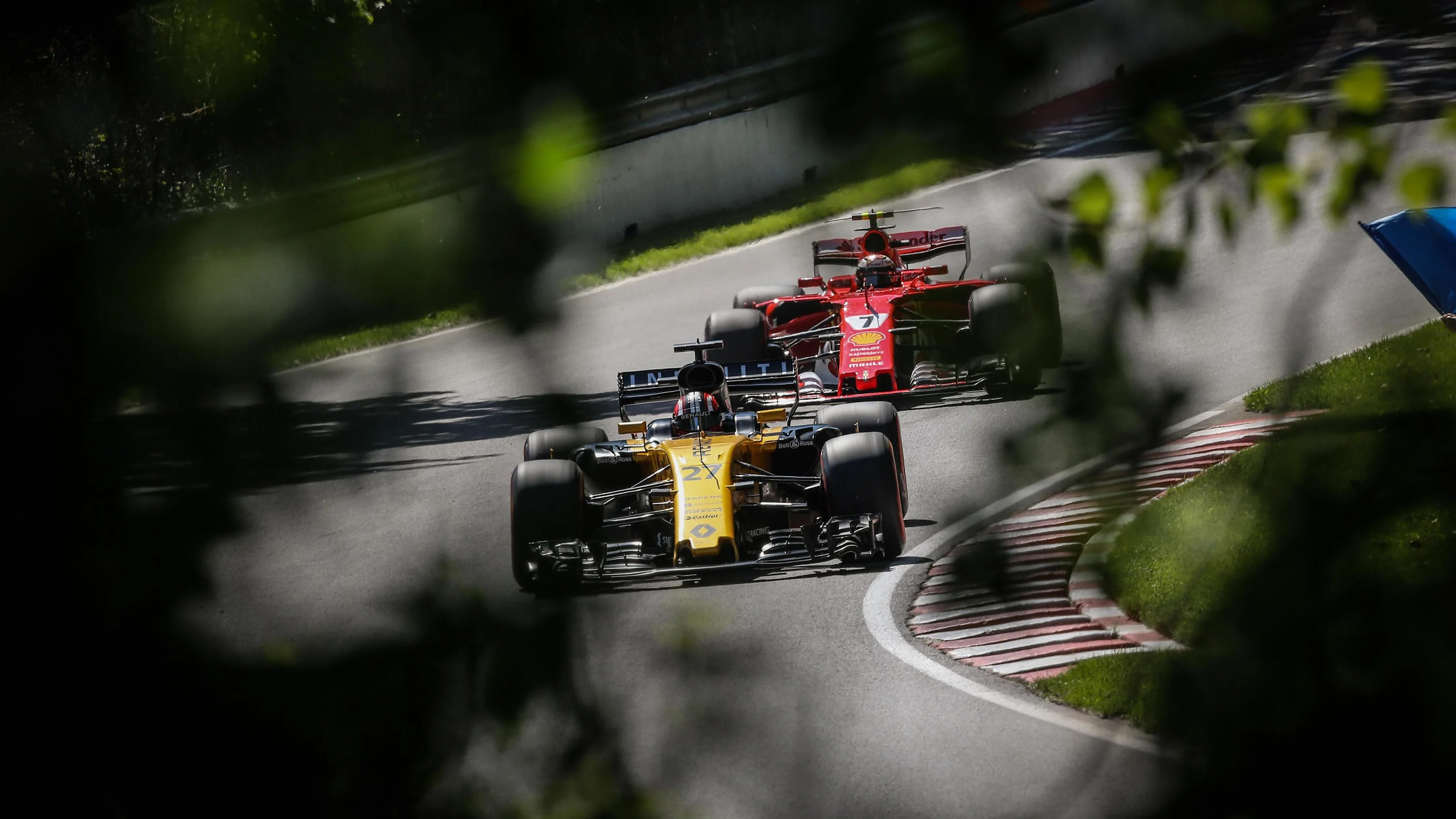 Nico Hulkenberg (GER) Renault Sport F1 Team RS17 and Kimi Raikkonen (FIN) Ferrari SF70-H at Formula