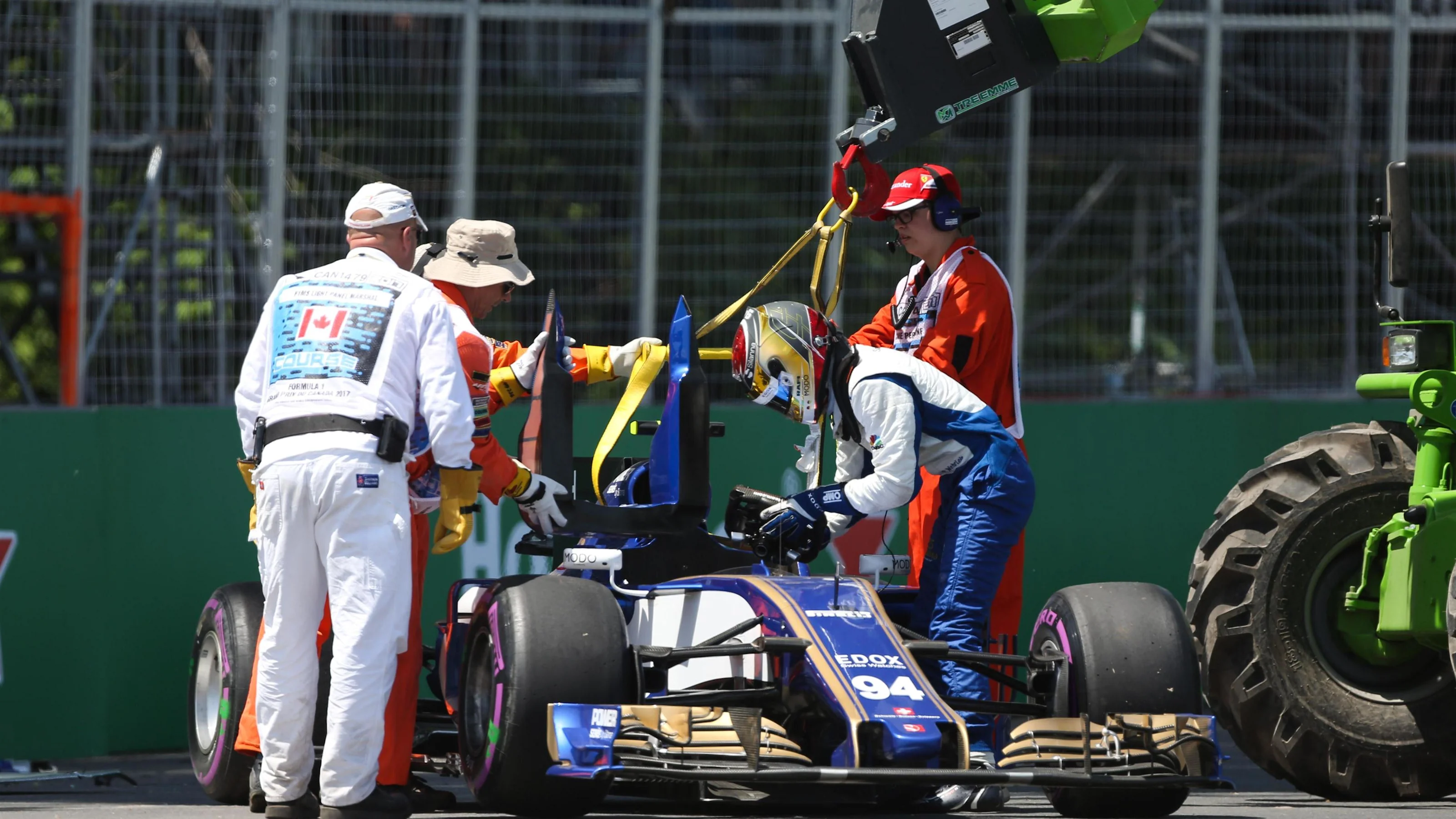 Marshals recover the car of Pascal Wehrlein (GER) Sauber C36 after spinning in Q1 at Formula One