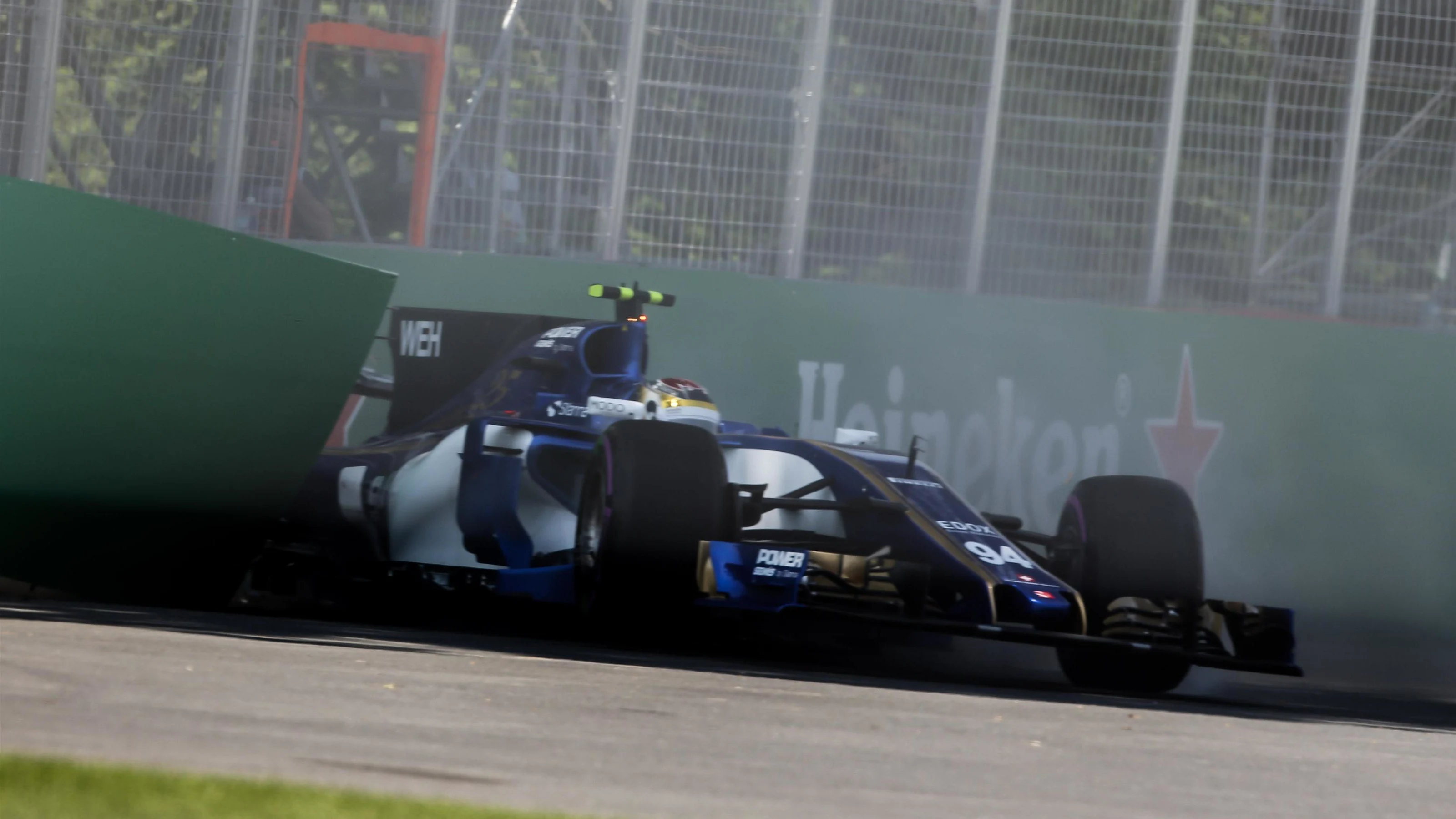 Pascal Wehrlein (GER) Sauber C36 spins in Q1 at Formula One World Championship, Rd7, Canadian Grand