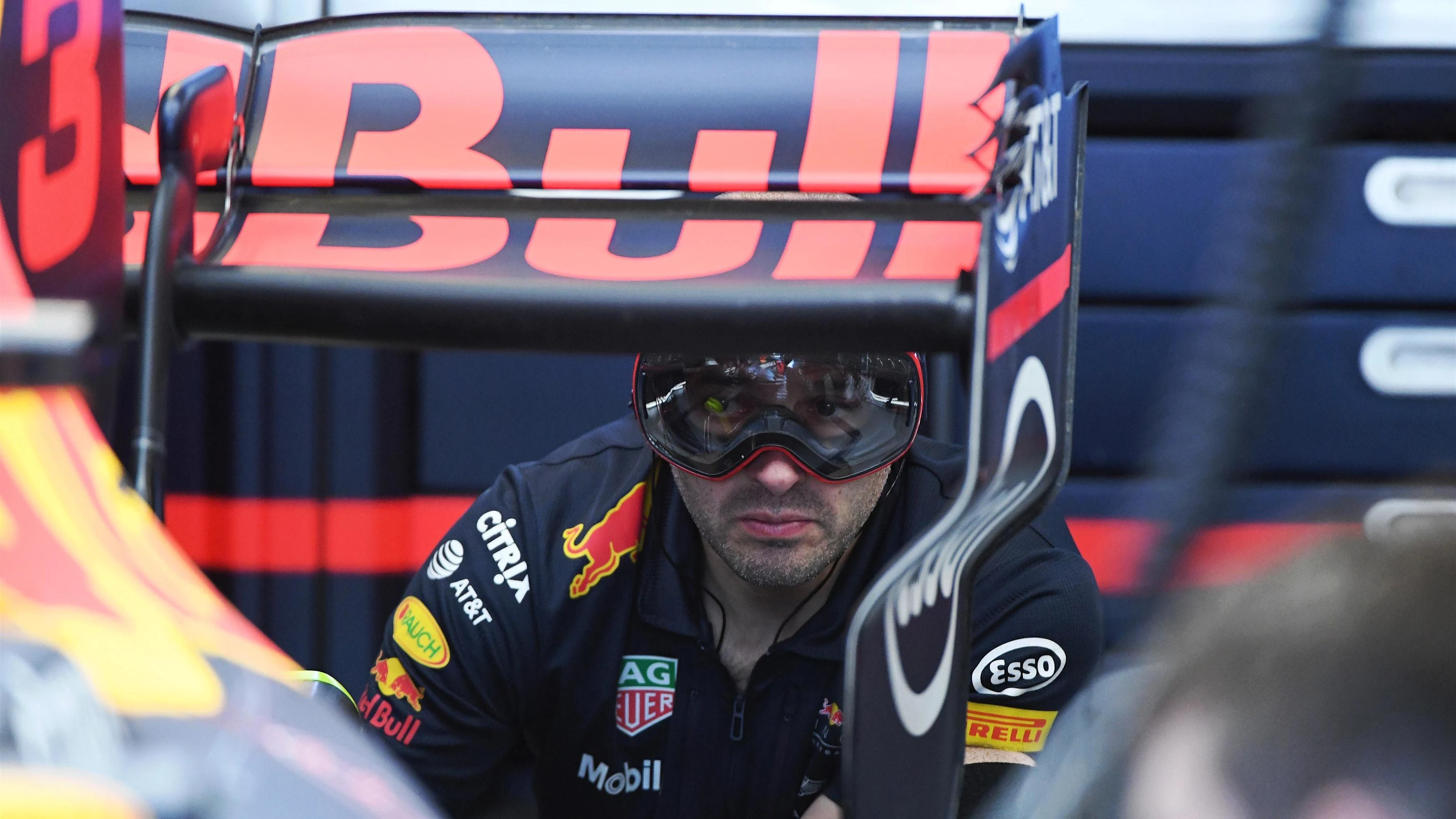 Red Bull Racing RB13 rear wing and mechanic at Formula One World Championship, Rd7, Canadian Grand