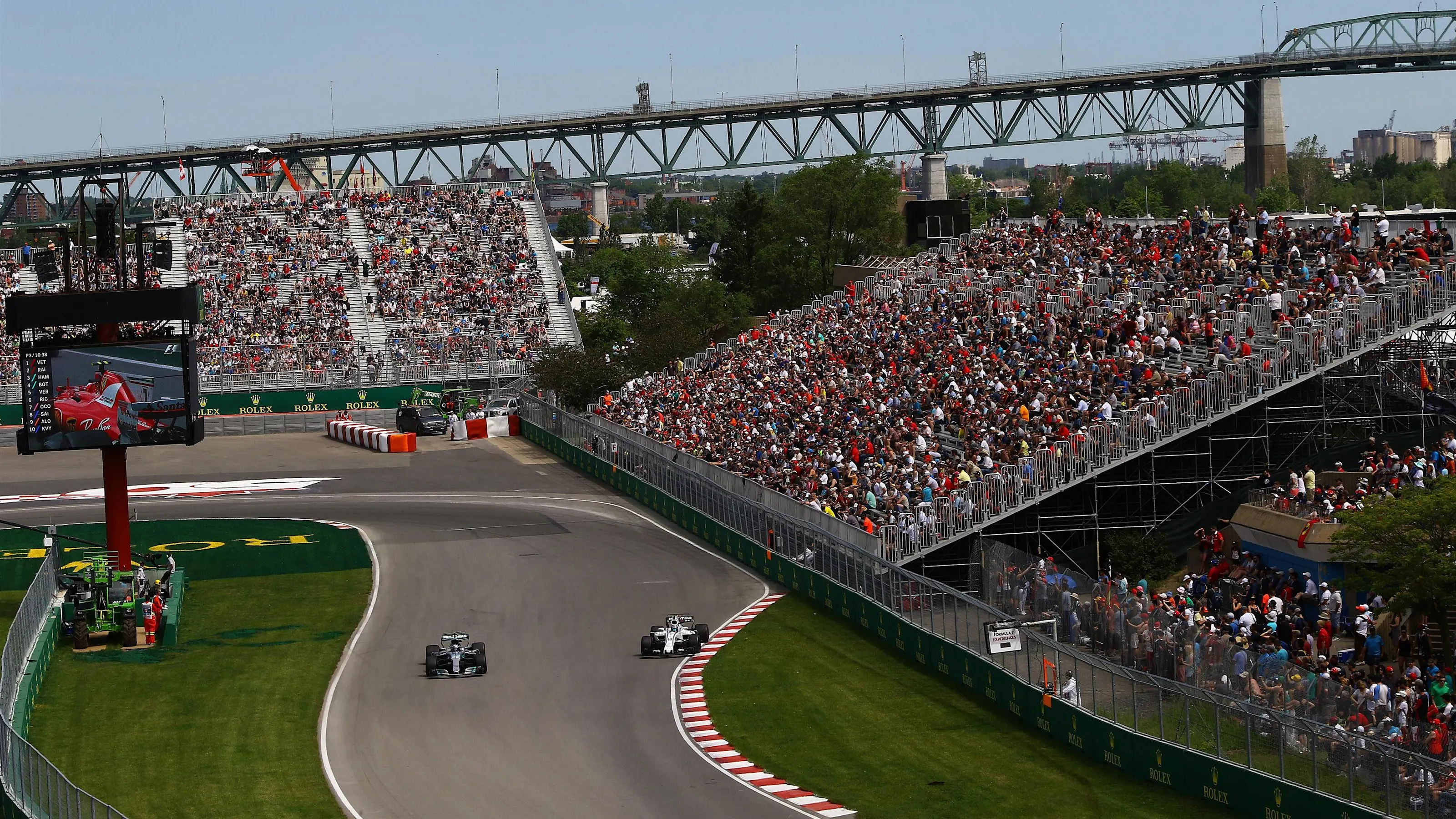 Valtteri Bottas (FIN) Mercedes-Benz F1 W08 Hybrid and Lance Stroll (CDN) Williams FW40 at Formula
