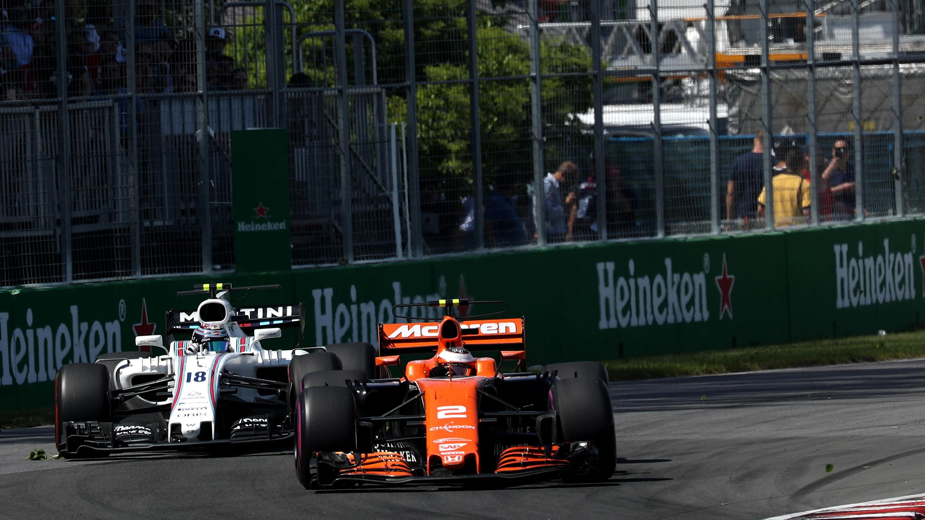 Stoffel Vandoorne (BEL) McLaren MCL32 and Lance Stroll (CDN) Williams FW40 at Formula One World
