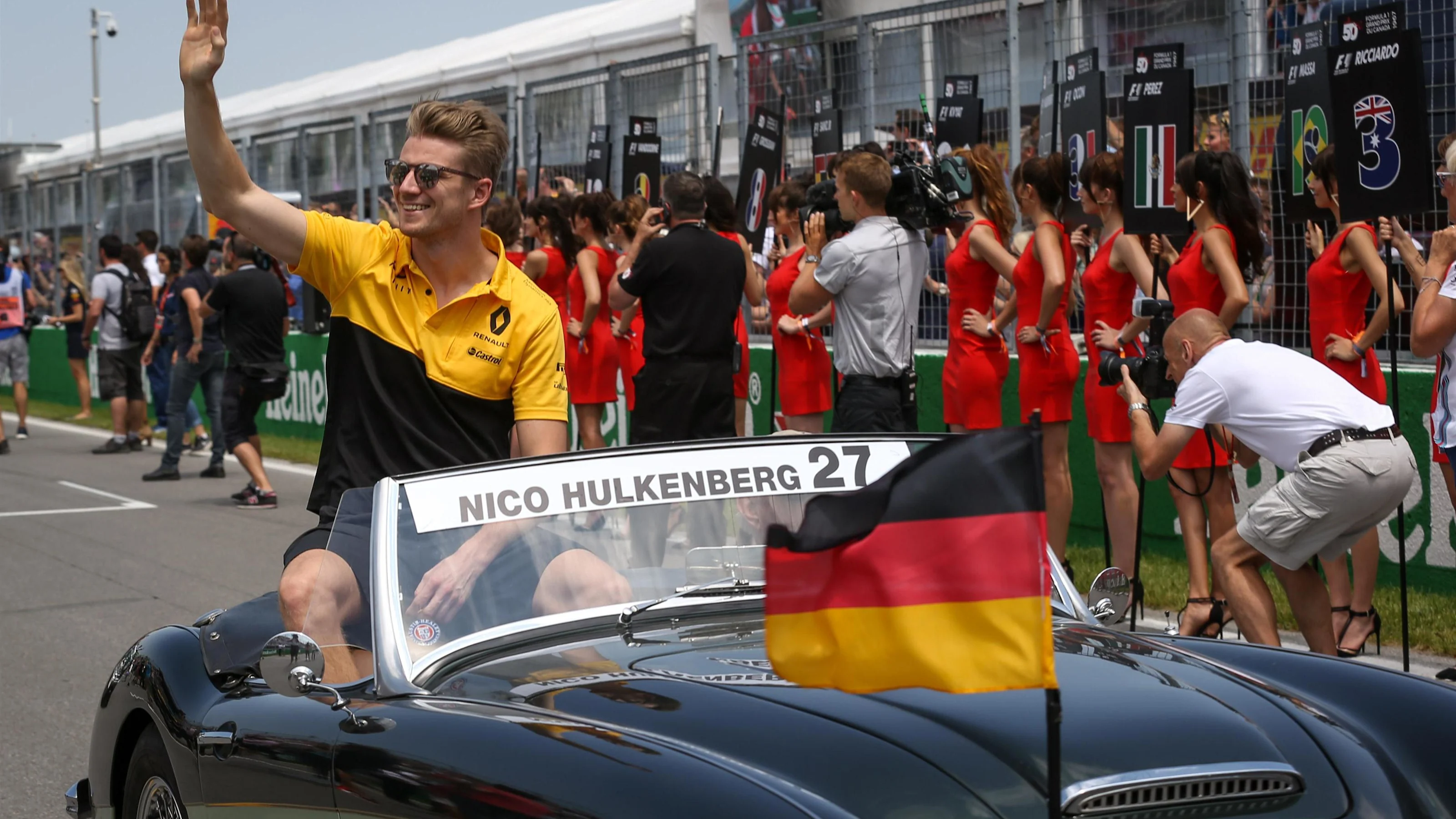 Nico Hulkenberg (GER) Renault Sport F1 Team on the drivers parade at Formula One World