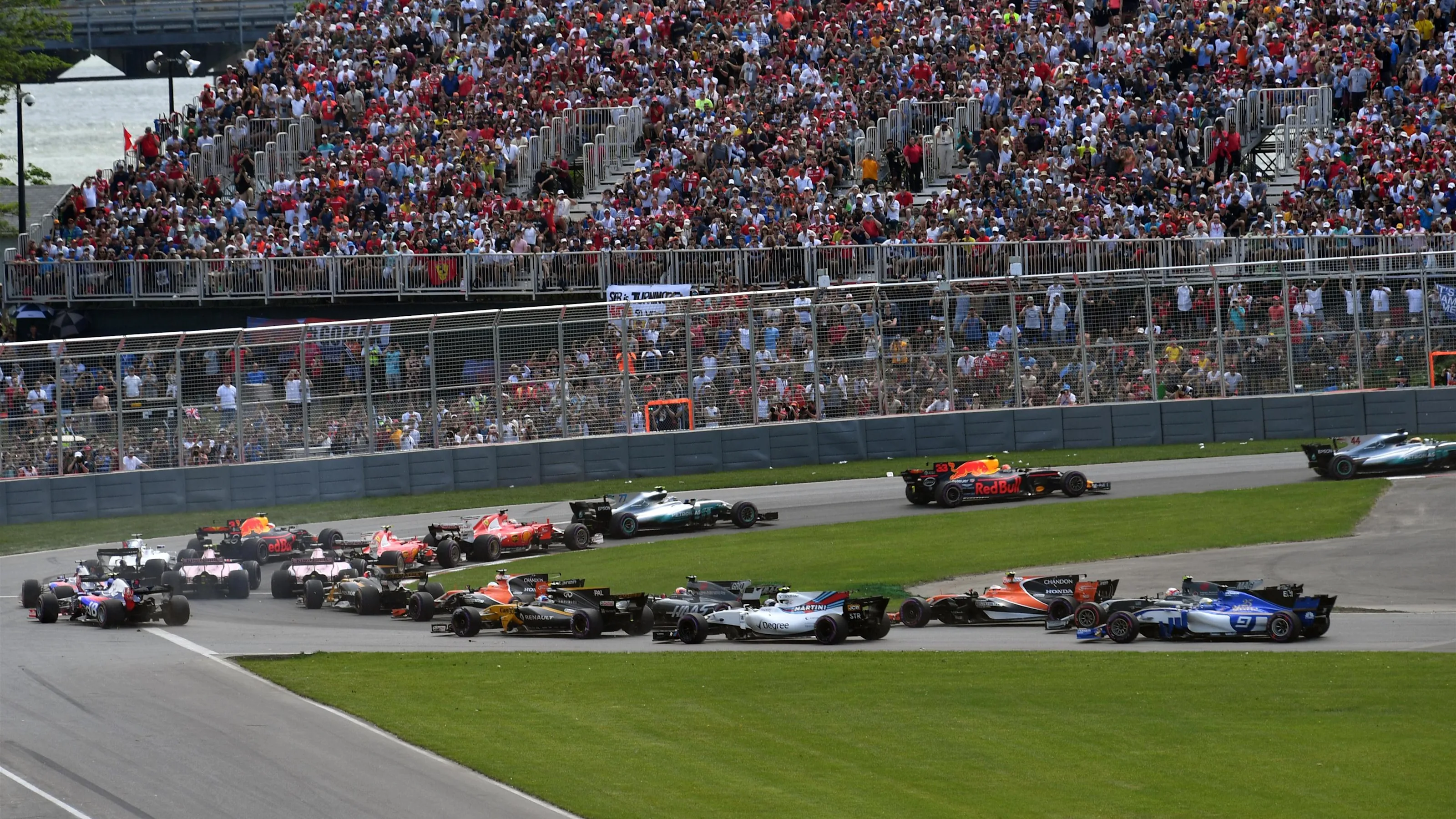The start of the race at Formula One World Championship, Rd7, Canadian Grand Prix, Race, Montreal,