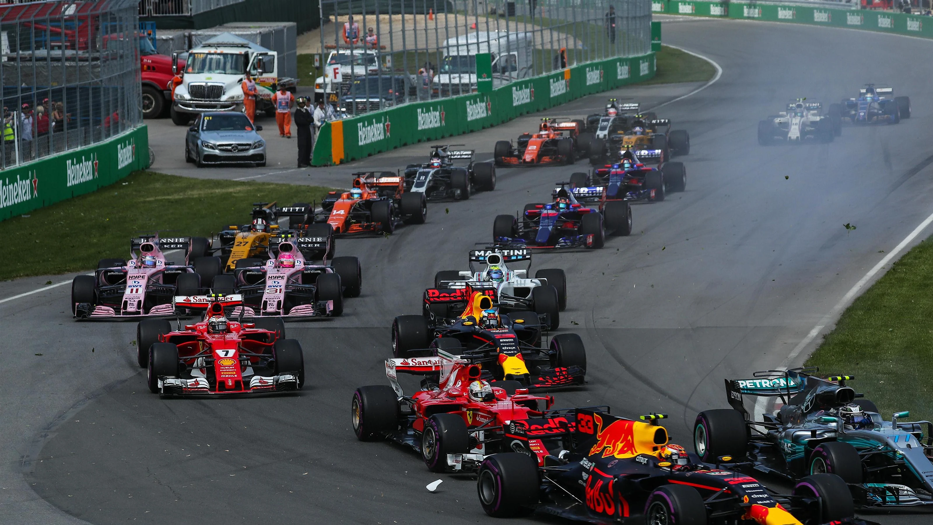 Valtteri Bottas (FIN) Mercedes-Benz F1 W08 Hybrid, Max Verstappen (NED) Red Bull Racing RB13 and