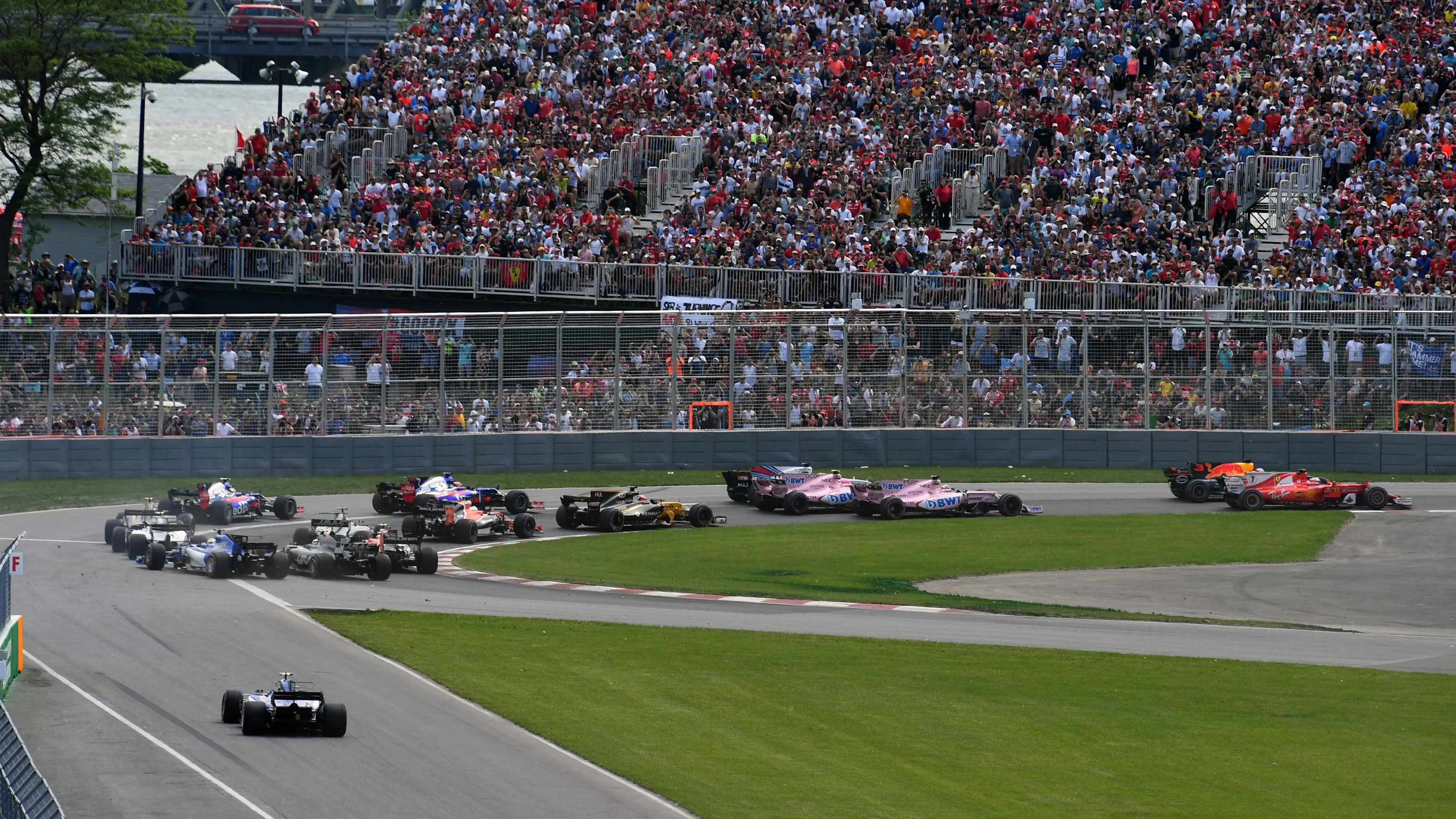 The start of the race at Formula One World Championship, Rd7, Canadian Grand Prix, Race, Montreal,