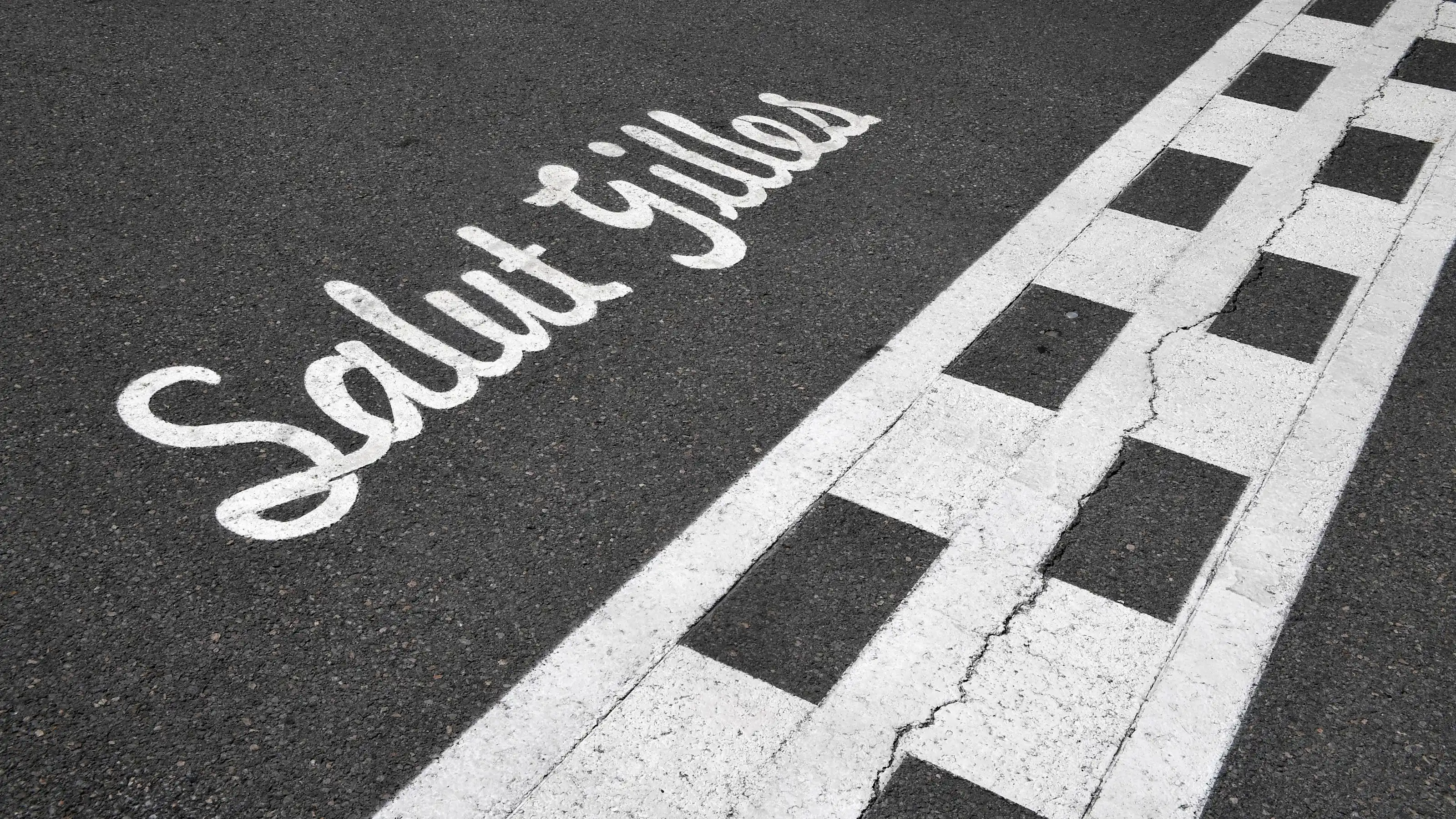 Salut Gilles tribute to Gille Villeneuve on the grid at Formula One World Championship, Rd7,