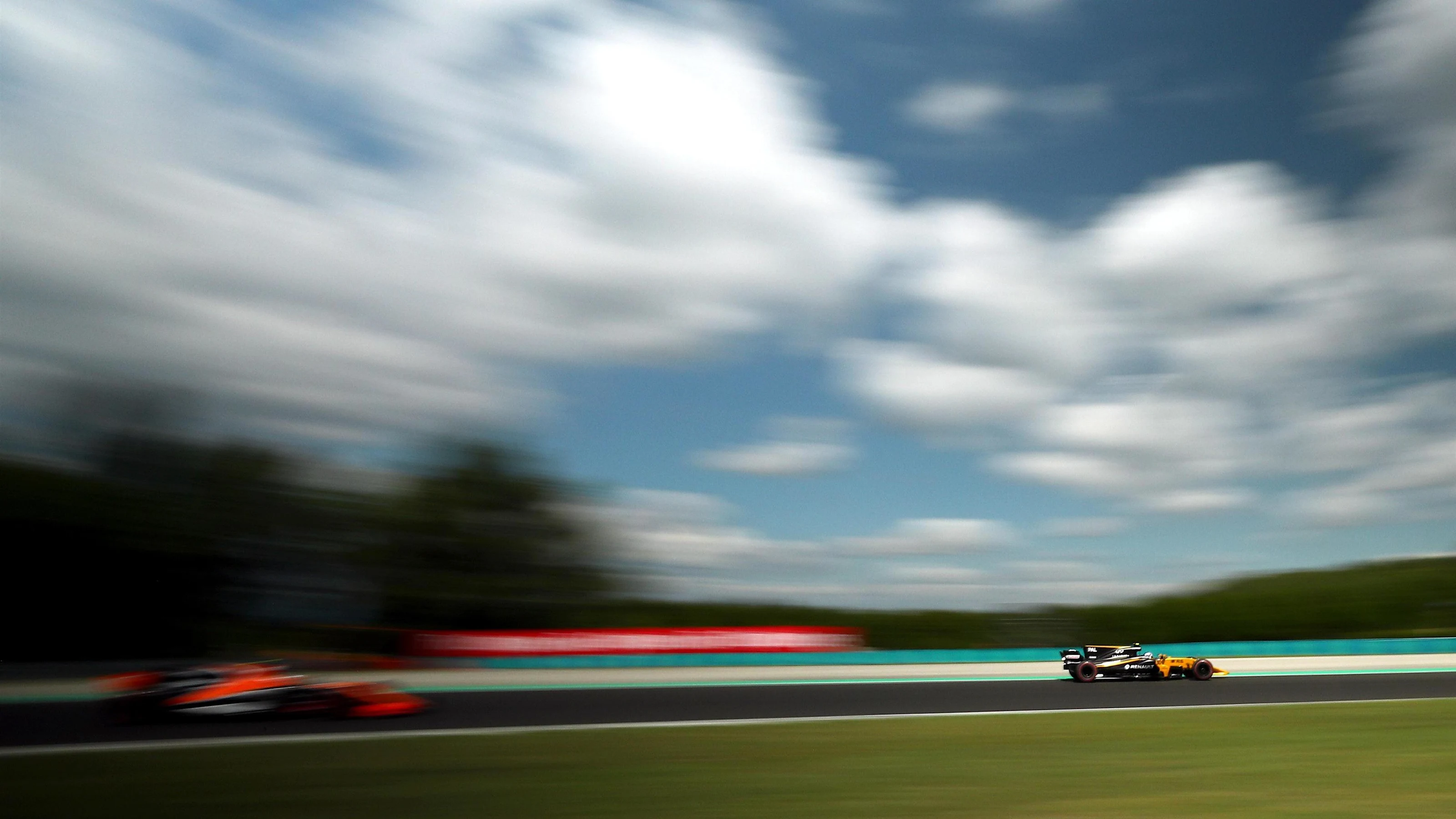 Jolyon Palmer (GBR) Renault Sport F1 Team RS17 with puncture and damage in FP1 and Stoffel