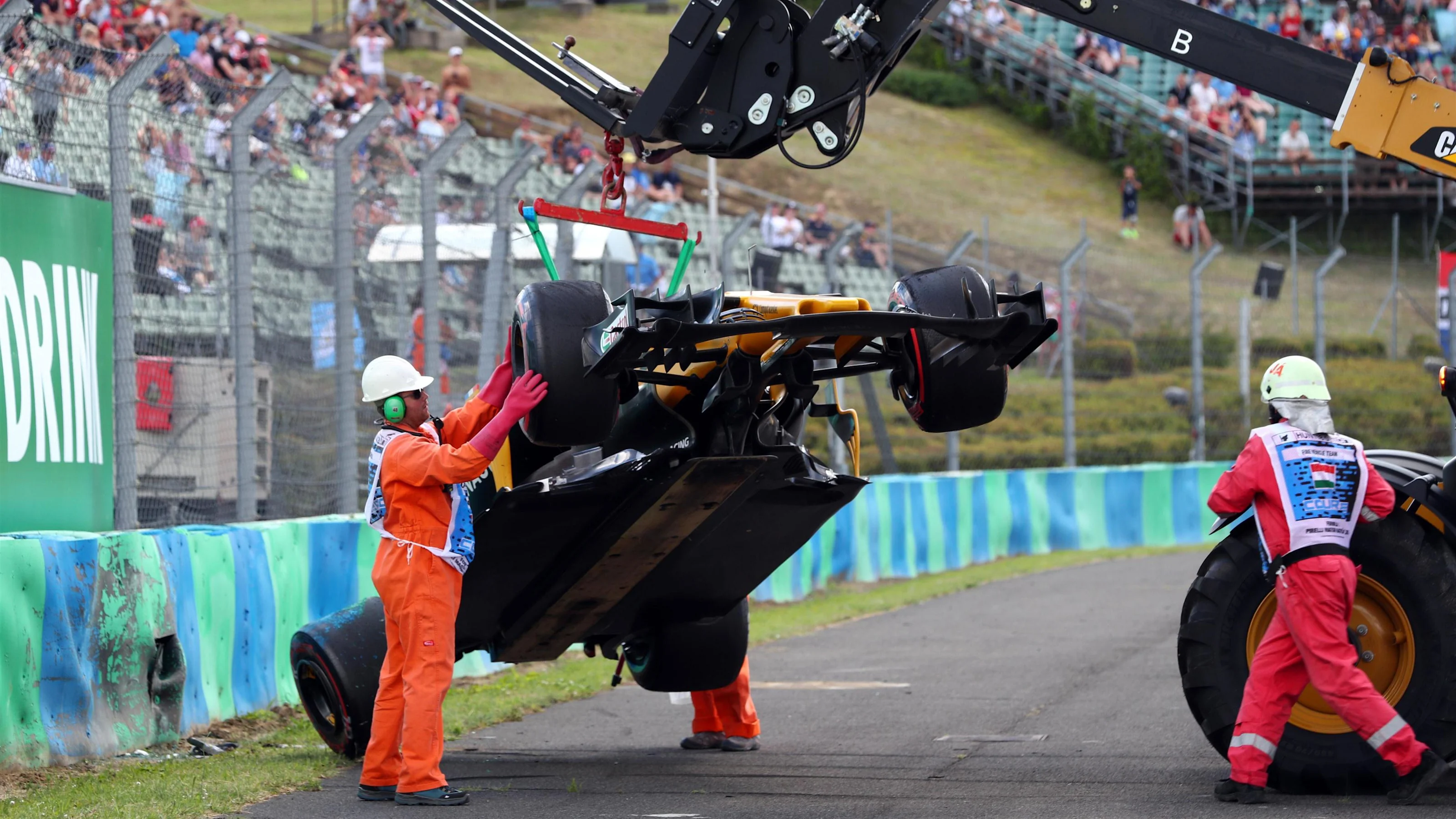 The crashed car of Jolyon Palmer (GBR) Renault Sport F1 Team RS17 is recovered by Marshals in FP2