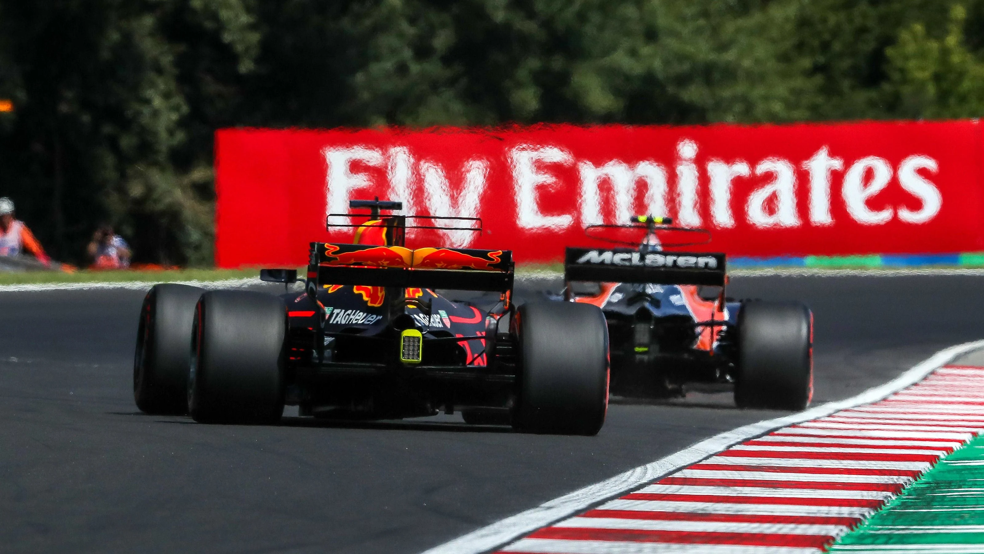 Stoffel Vandoorne (BEL) McLaren MCL32 and Daniel Ricciardo (AUS) Red Bull Racing RB13 at Formula