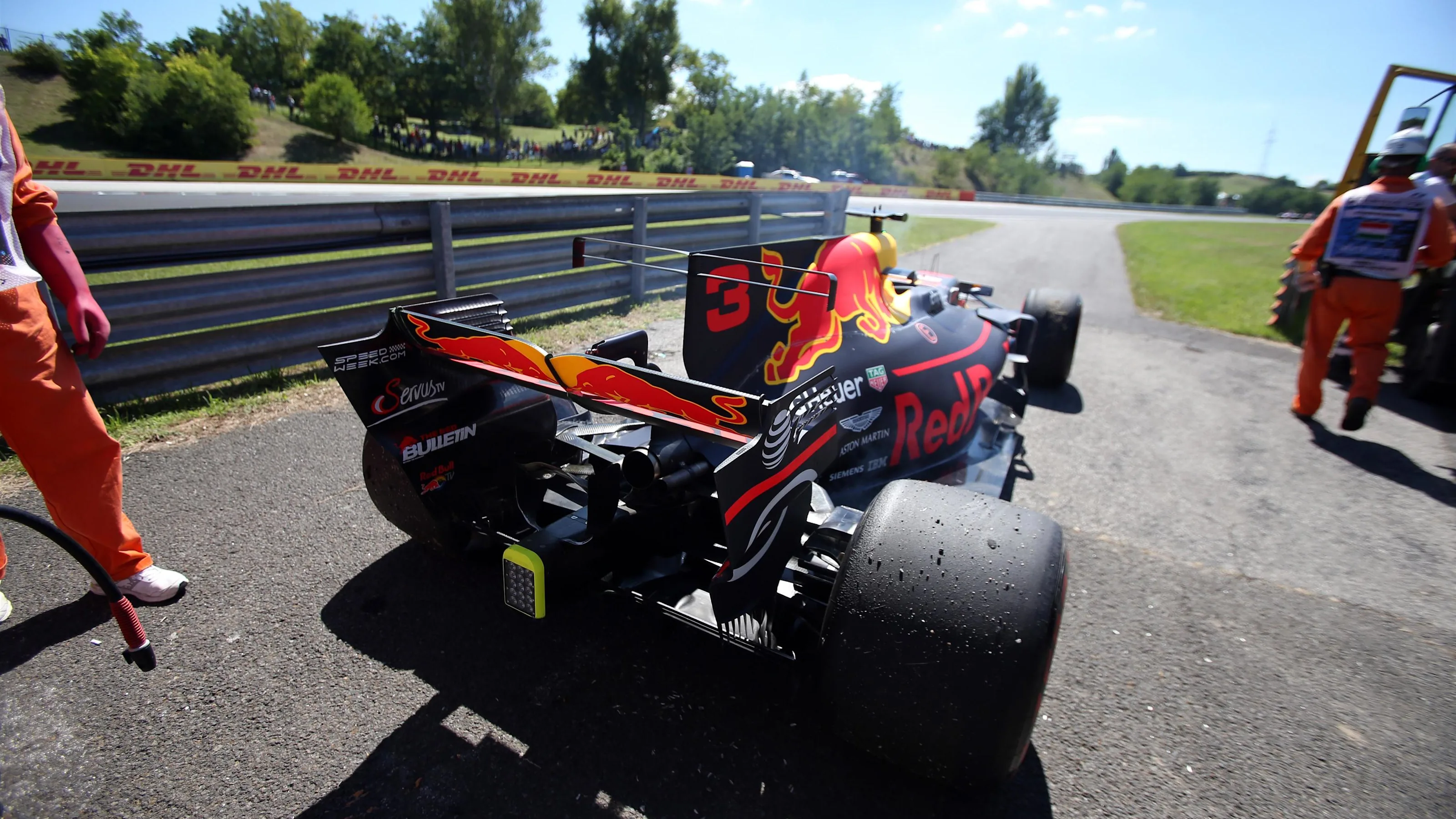 The car of Daniel Ricciardo (AUS) Red Bull Racing RB13 is recovered my Marshals after stopping on
