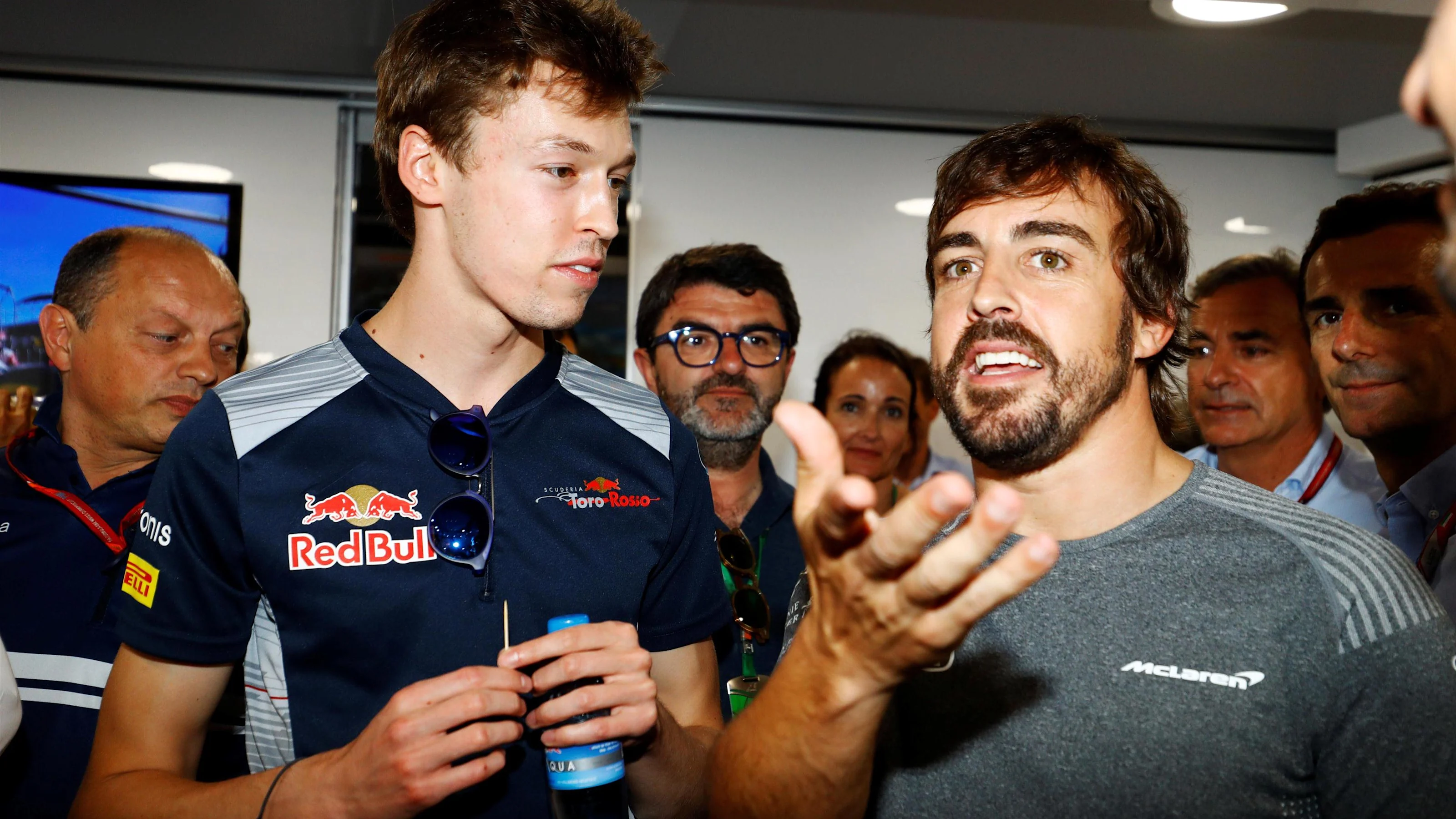 Fernando Alonso (ESP) McLaren celebrates his 36th Birthday with Daniil Kvyat (RUS) Scuderia Toro