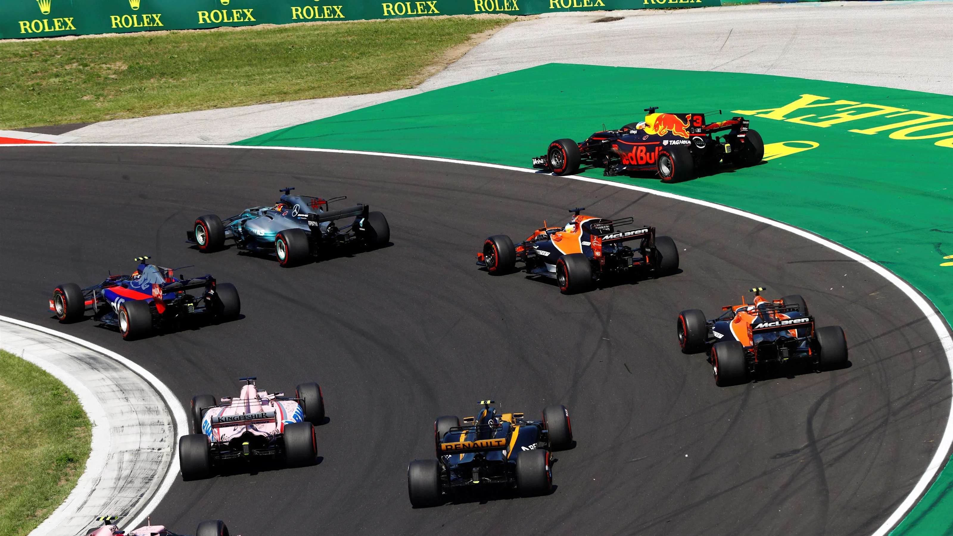 Daniel Ricciardo (AUS) Red Bull Racing RB13 with damage at the start of the race at Formula One