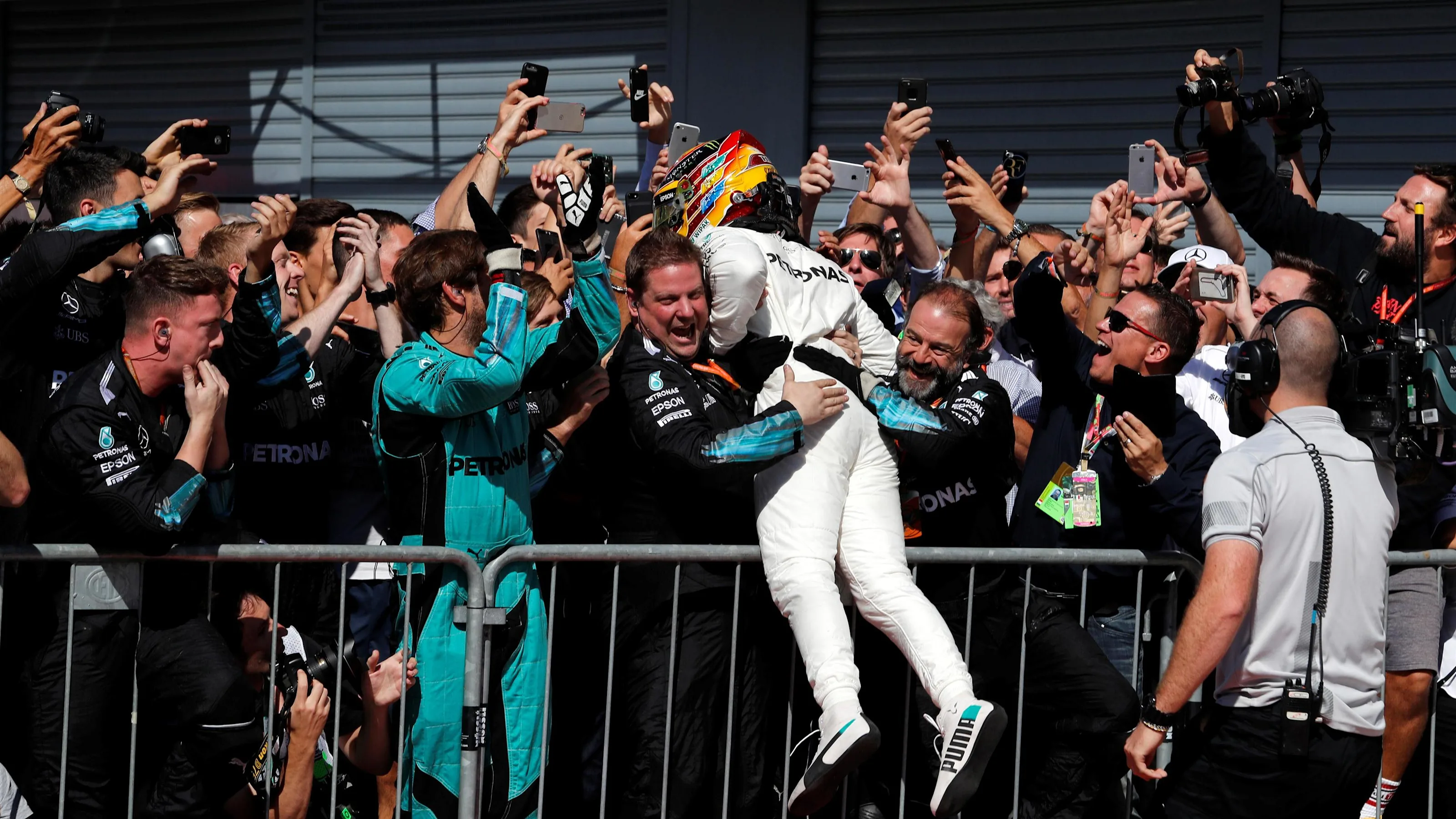 Race winner Lewis Hamilton (GBR) Mercedes AMG F1 celebrates in parc ferme with the team at Formula