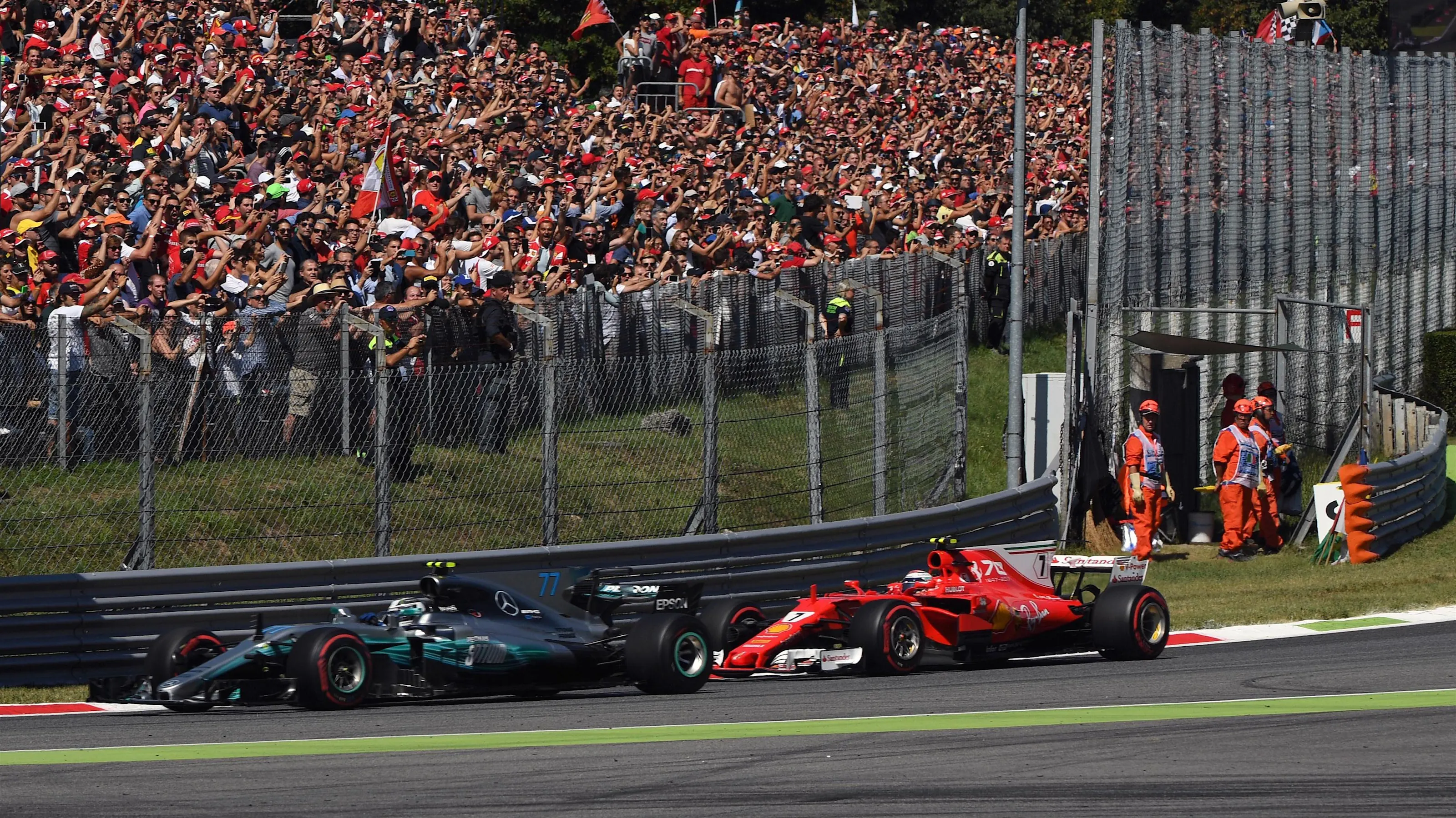 Valtteri Bottas (FIN) Mercedes-Benz F1 W08 Hybrid and Kimi Raikkonen (FIN) Ferrari SF70-H battle at