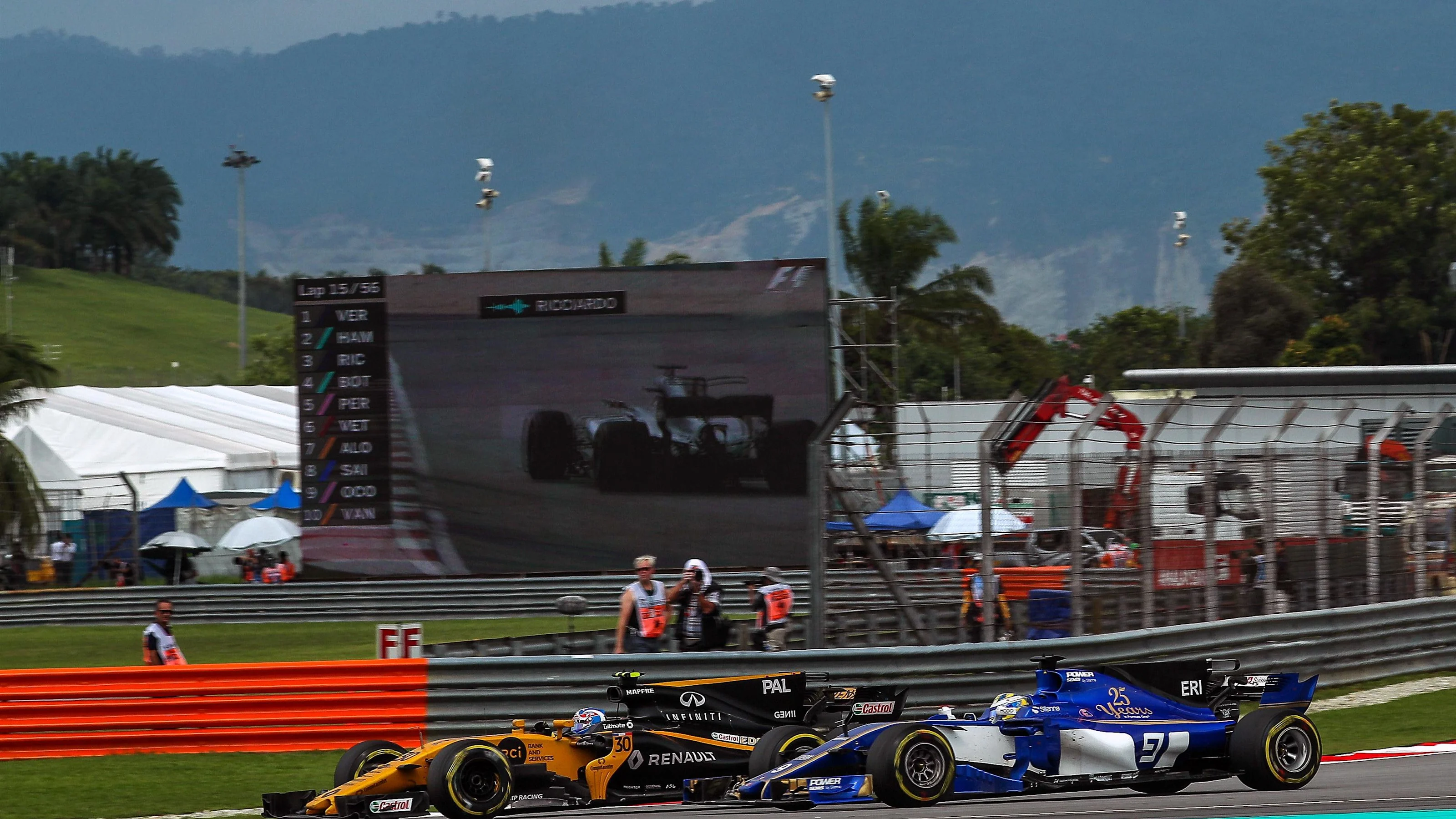 Jolyon Palmer (GBR) Renault Sport F1 Team RS17 and Marcus Ericsson (SWE) Sauber C36 battle at