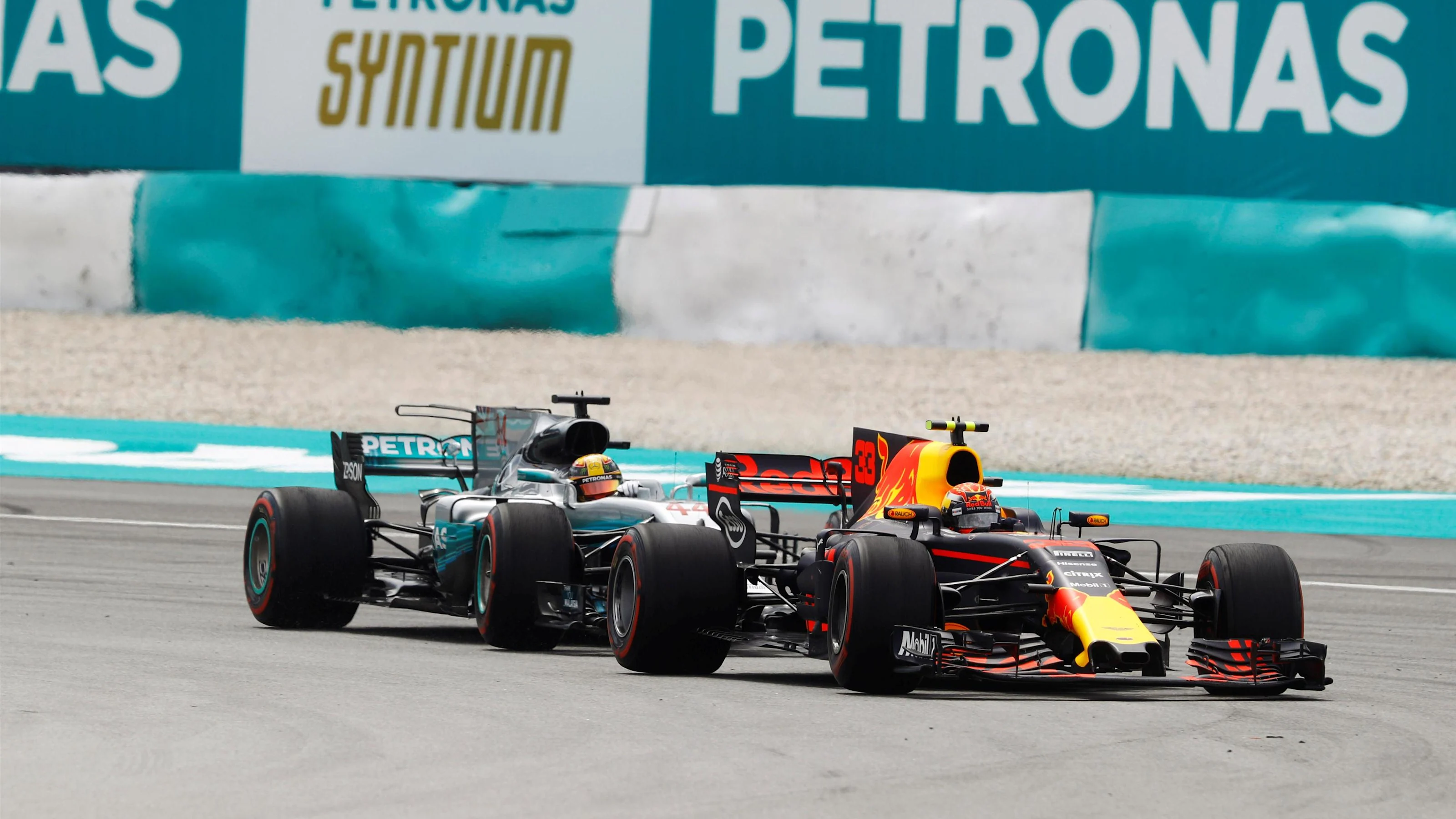 Max Verstappen (NED) Red Bull Racing RB13 overtakes Lewis Hamilton (GBR) Mercedes-Benz F1 W08