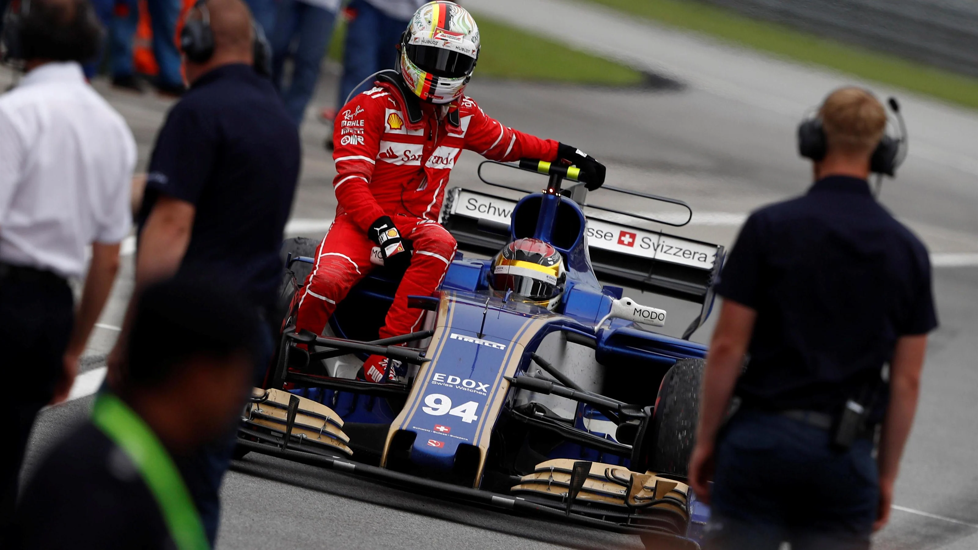 Pascal Wehrlein (GER) Sauber C36 gives Sebastian Vettel (GER) Ferrari a lift at Formula One World