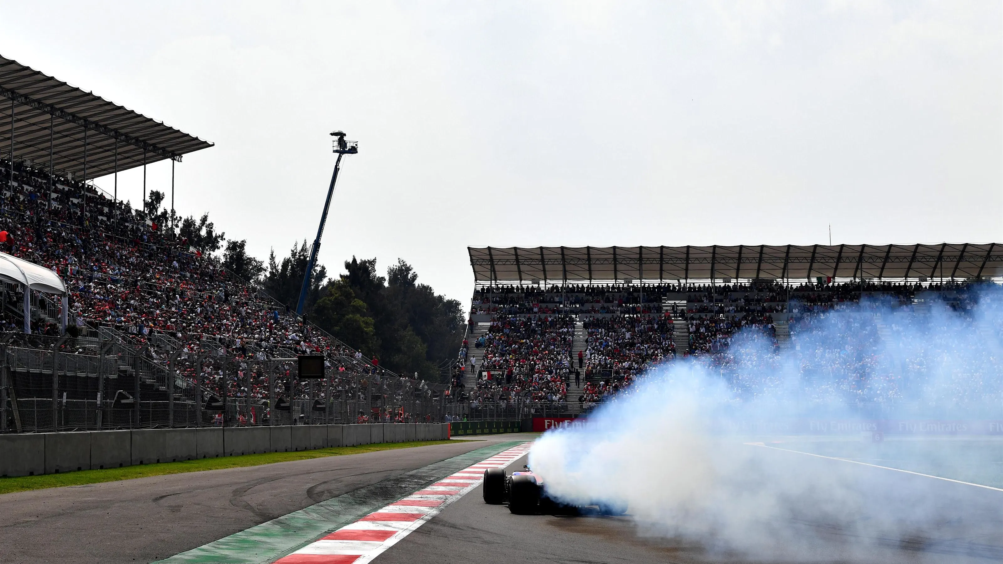 Brendon Hartley (NZL) Scuderia Toro Rosso STR12 retires from the race with engine failure at