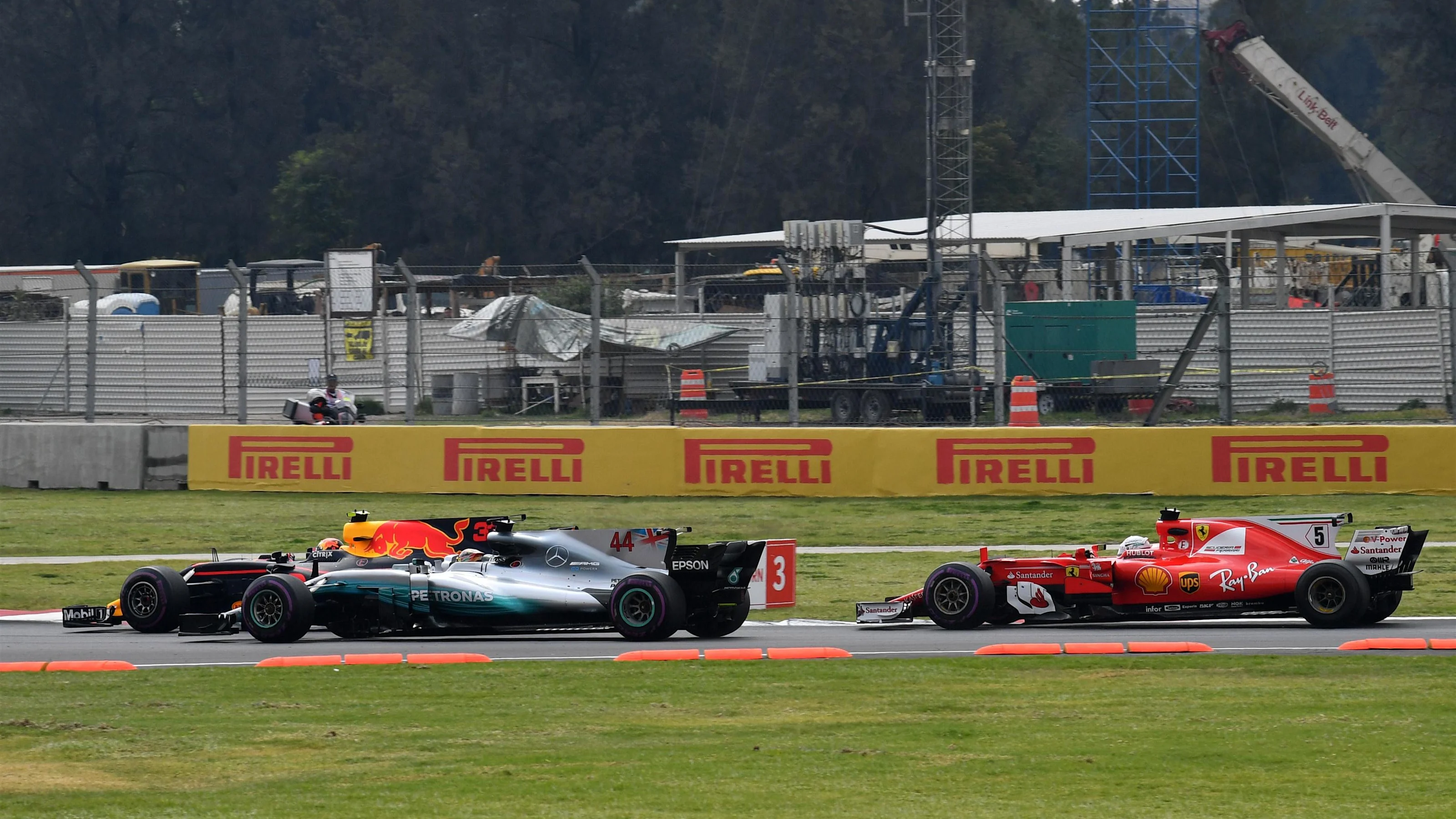 Max Verstappen (NED) Red Bull Racing RB13, Lewis Hamilton (GBR) Mercedes-Benz F1 W08 Hybrid and