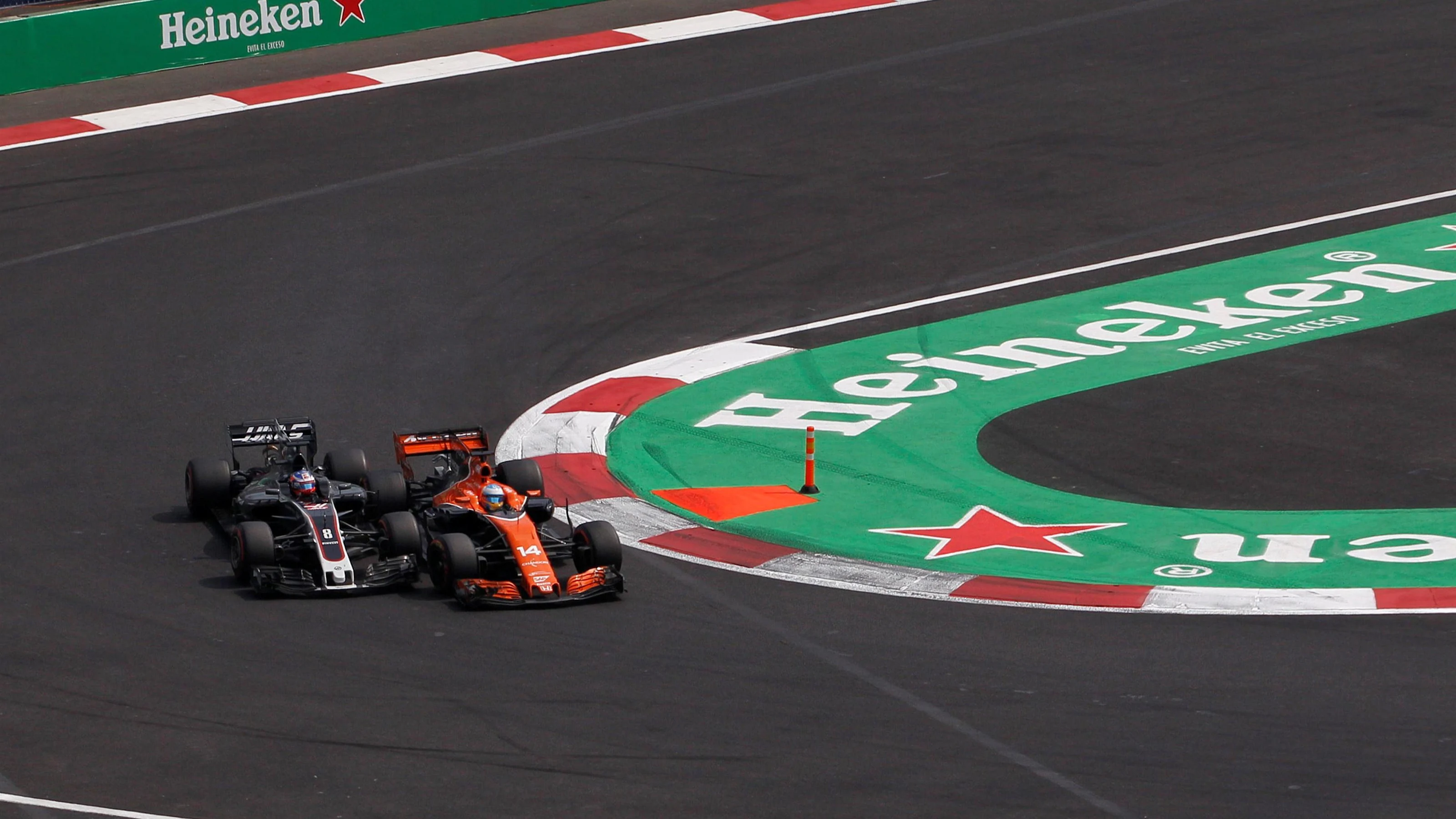 Fernando Alonso (ESP) McLaren MCL32 and Romain Grosjean (FRA) Haas VF-17 battle at Formula One