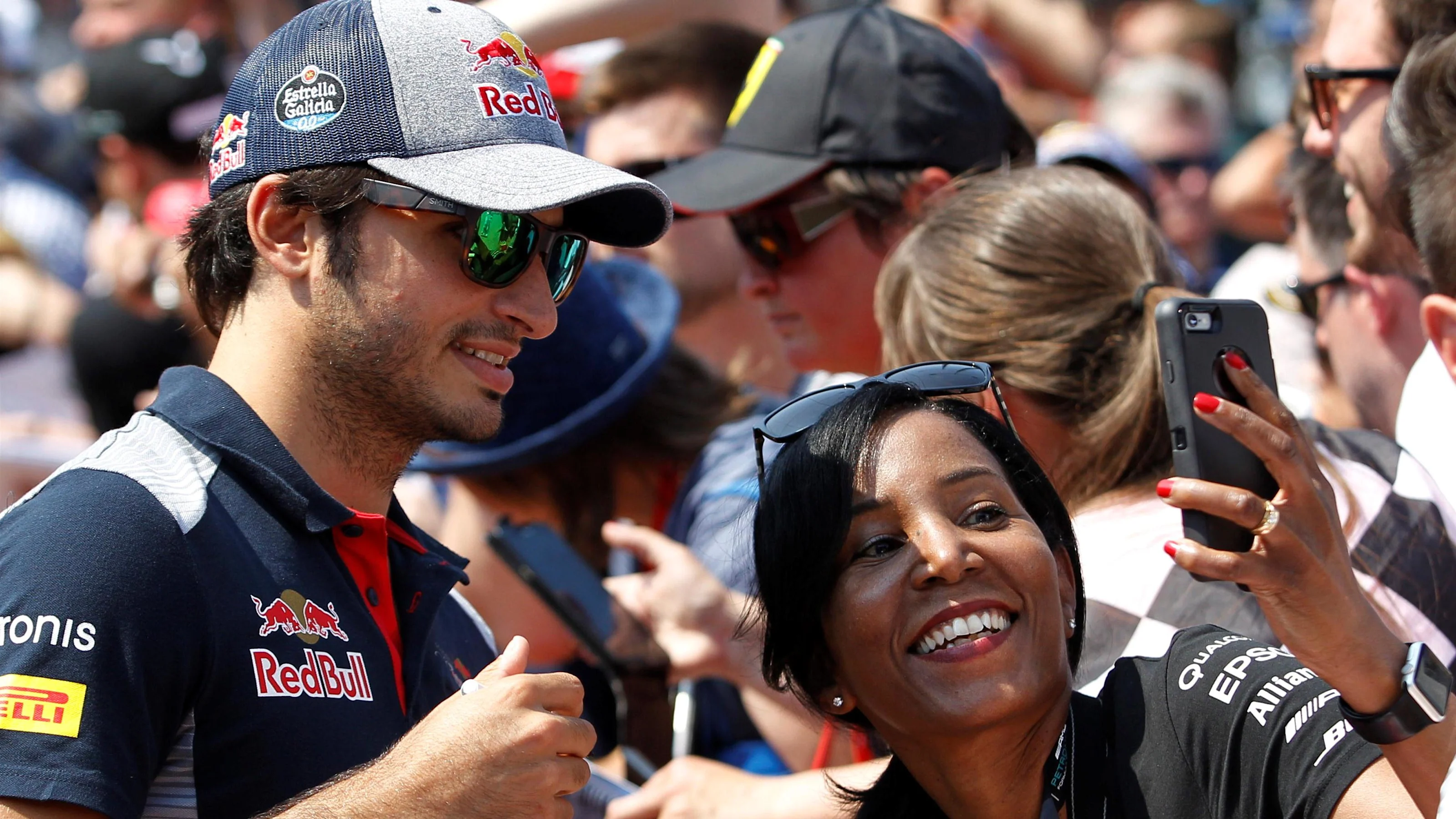 Carlos Sainz jr (ESP) Scuderia Toro Rosso STR12 fans selfie at Formula One World Championship, Rd6,