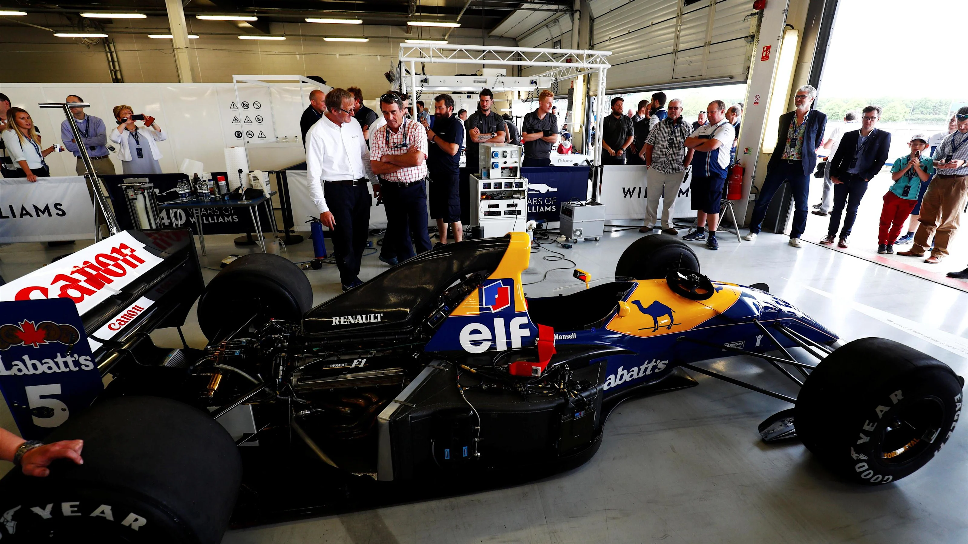 Dickie Stanford (GBR) and Nigel Mansell (GBR) observe the Williams-Renault FW14B chassis at