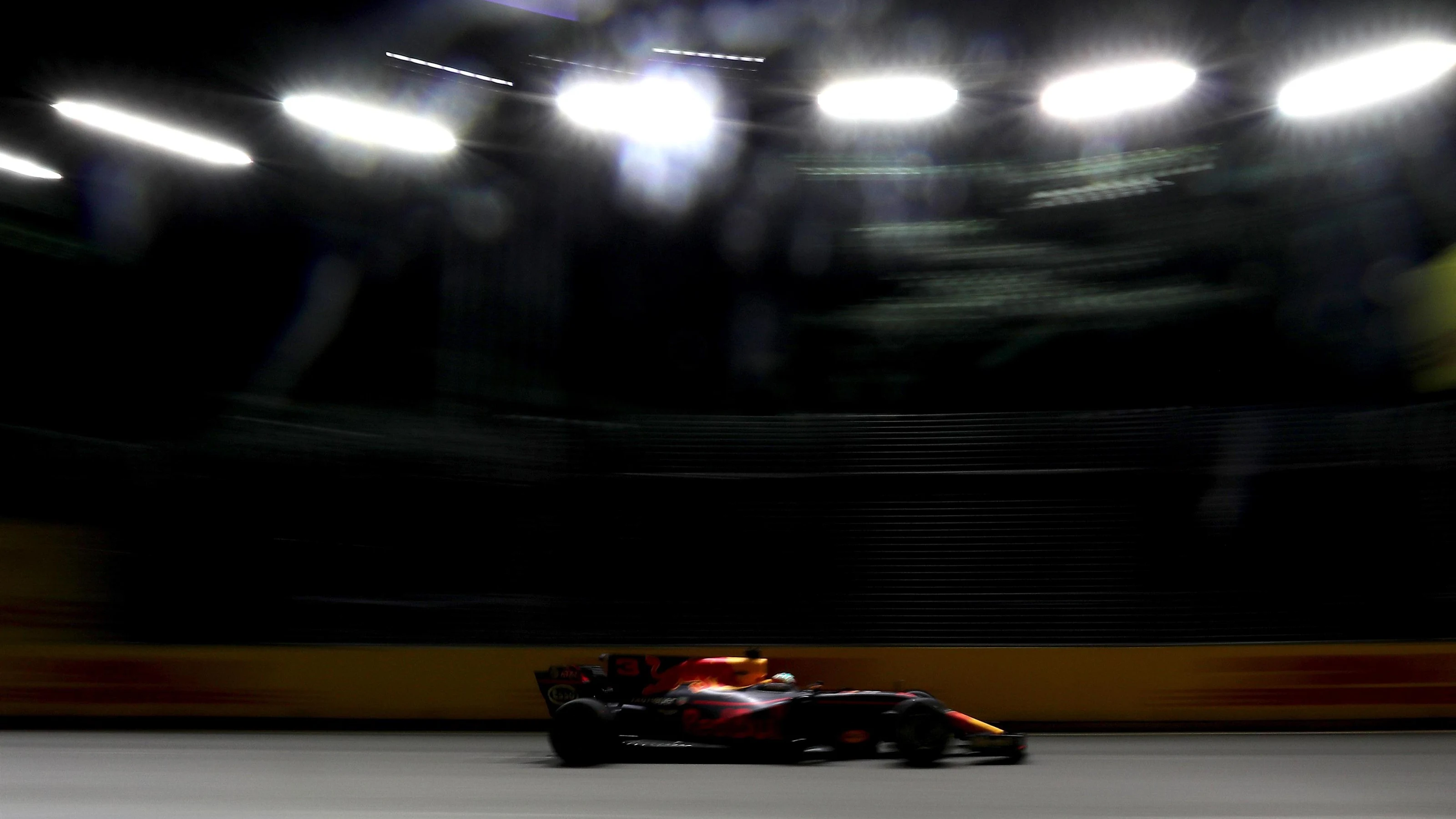 Daniel Ricciardo (AUS) Red Bull Racing RB13 at Formula One World Championship, Rd14, Singapore