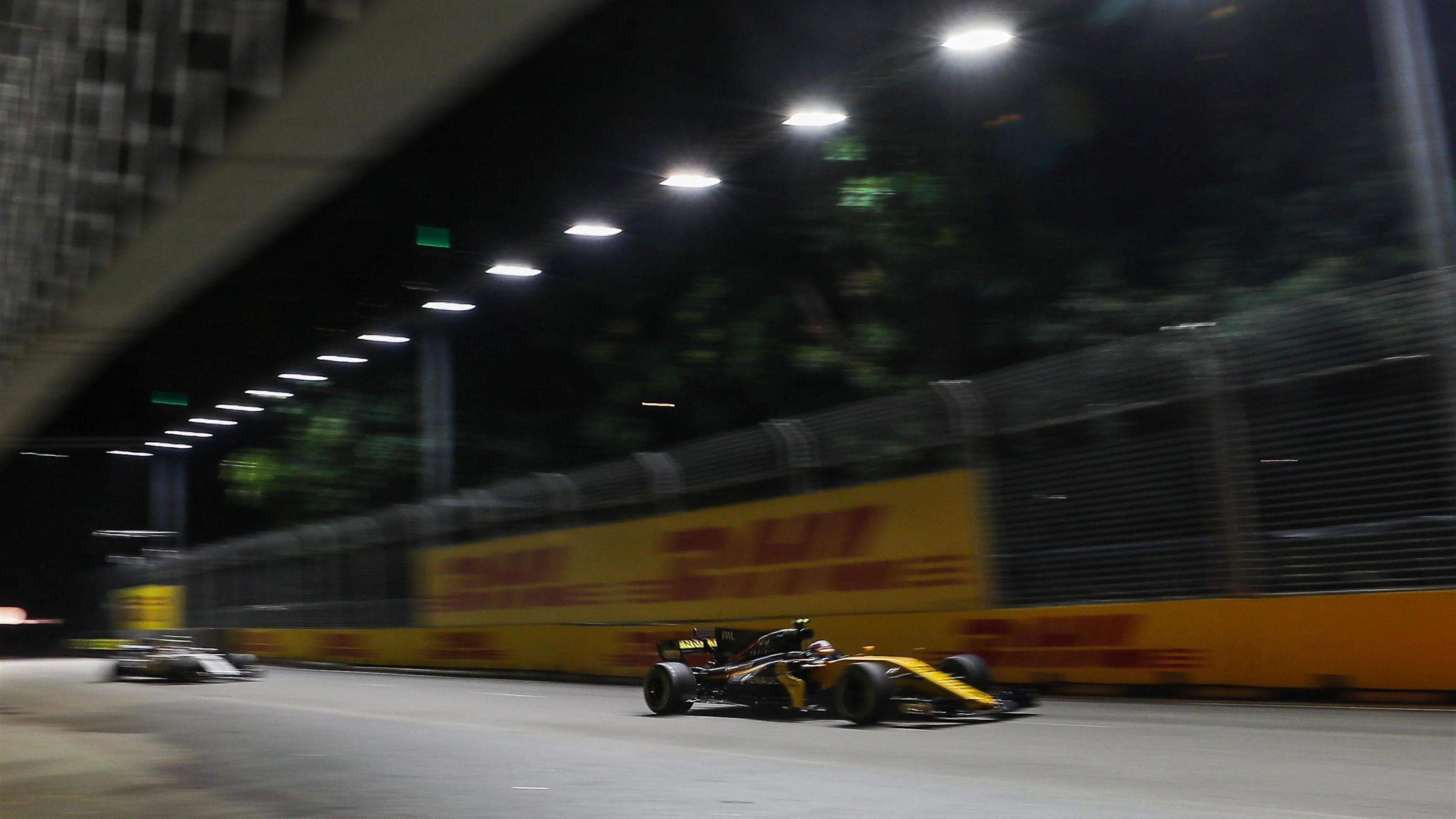 Jolyon Palmer (GBR) Renault Sport F1 Team RS17 at Formula One World Championship, Rd14, Singapore