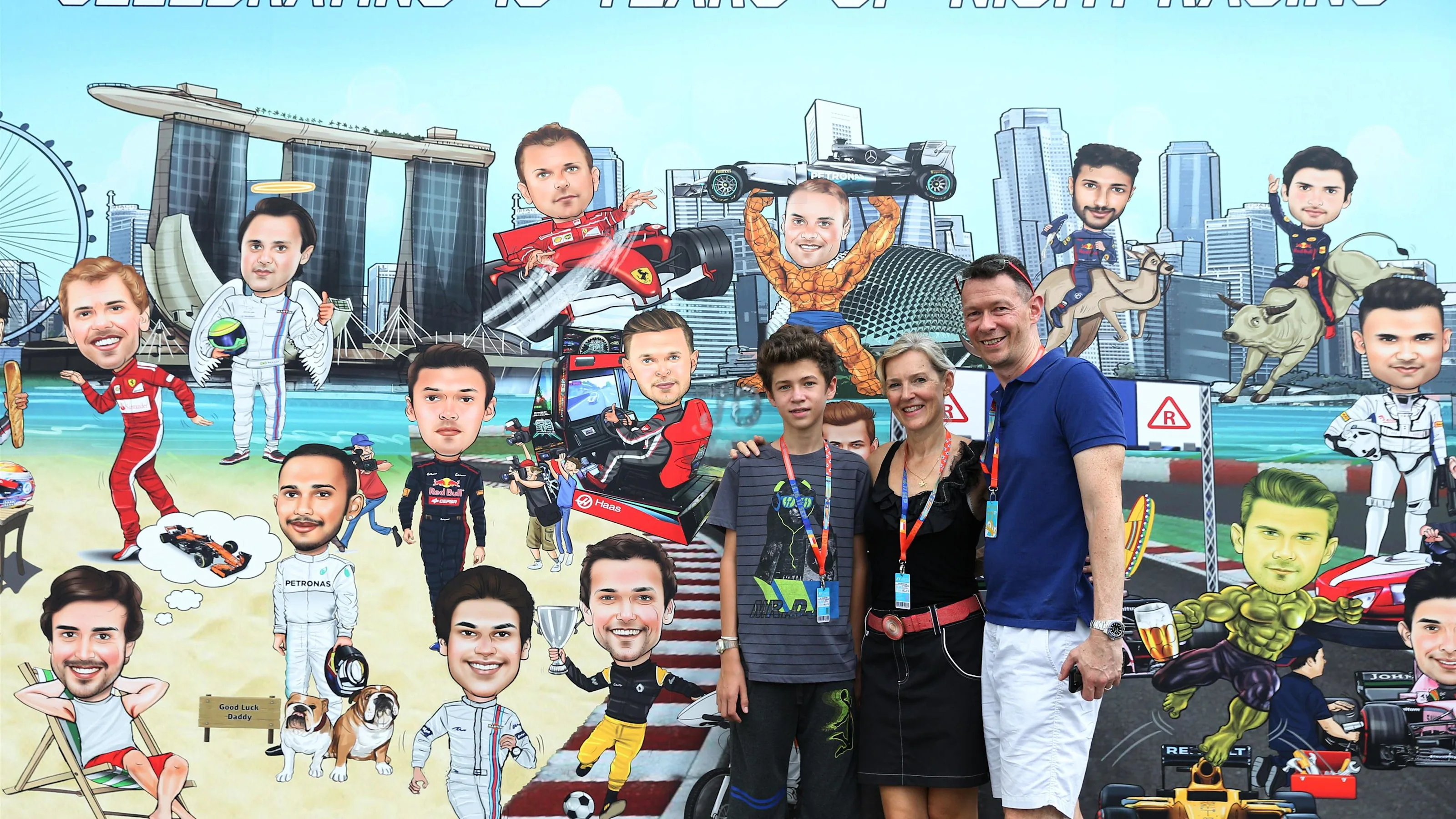 Fans and mural at Formula One World Championship, Rd14, Singapore Grand Prix, Race, Marina Bay