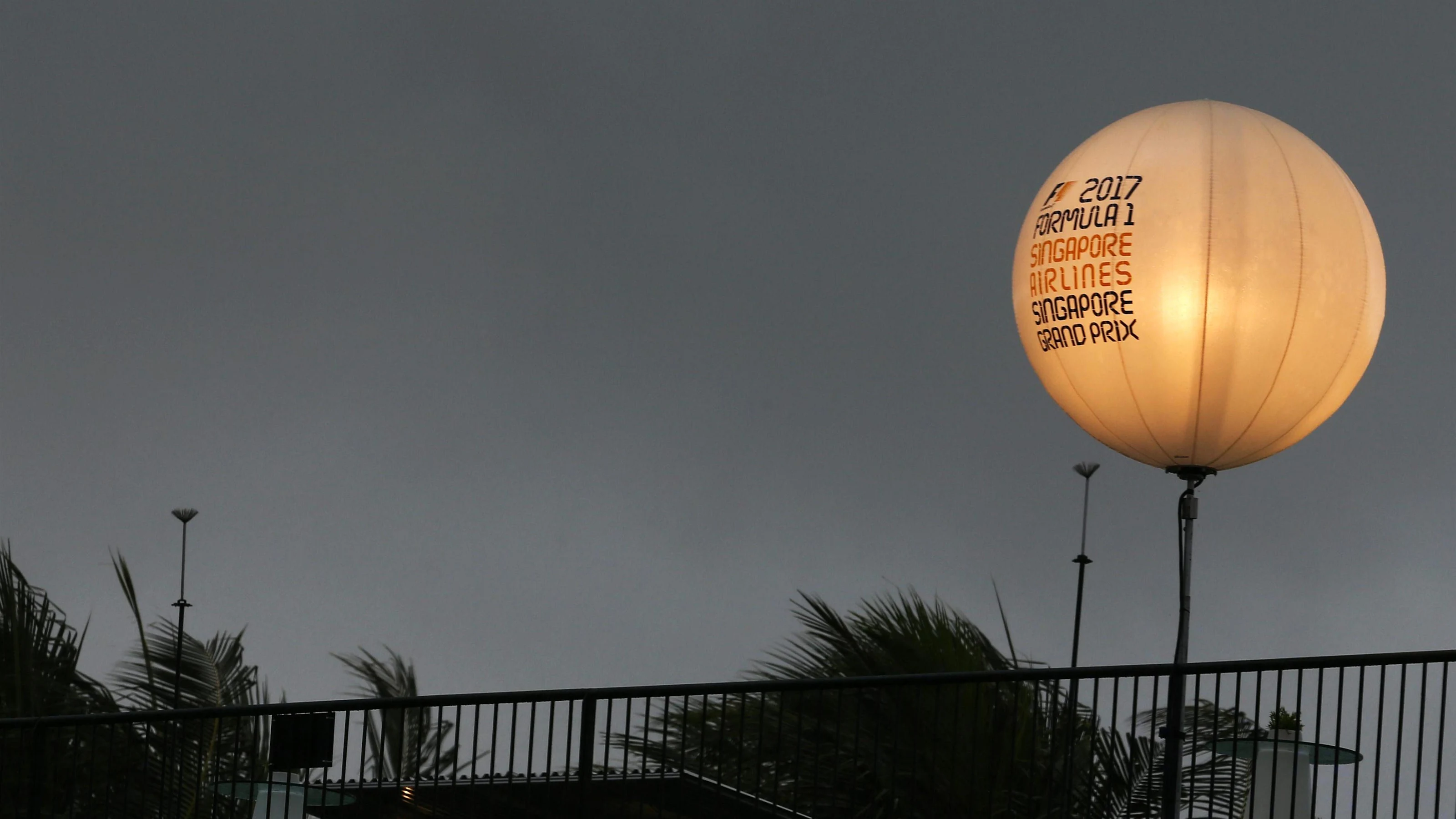 Low cloud at Formula One World Championship, Rd14, Singapore Grand Prix, Race, Marina Bay Street