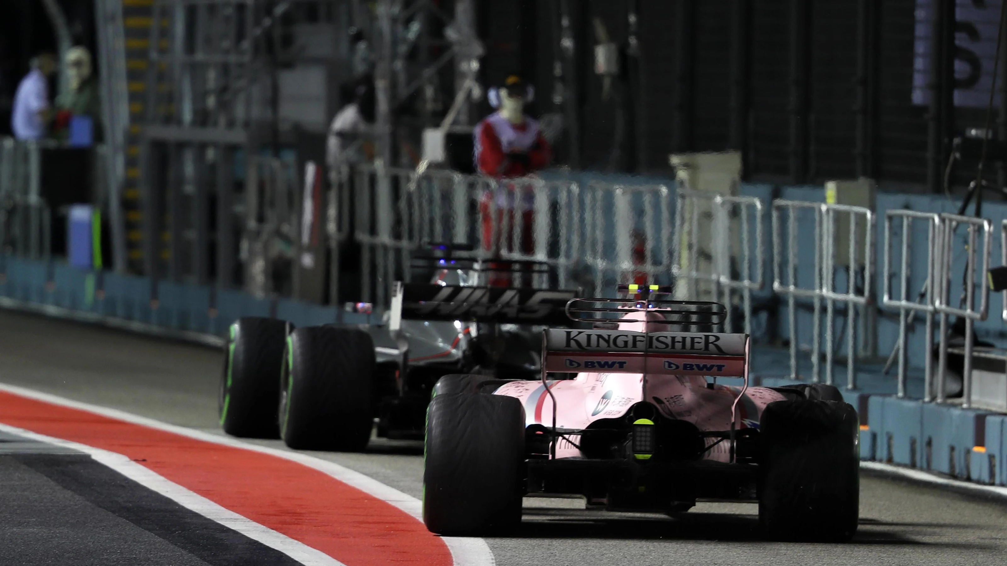 Romain Grosjean (FRA) Haas VF-17 and Esteban Ocon (FRA) Force India VJM10 pit at Formula One World