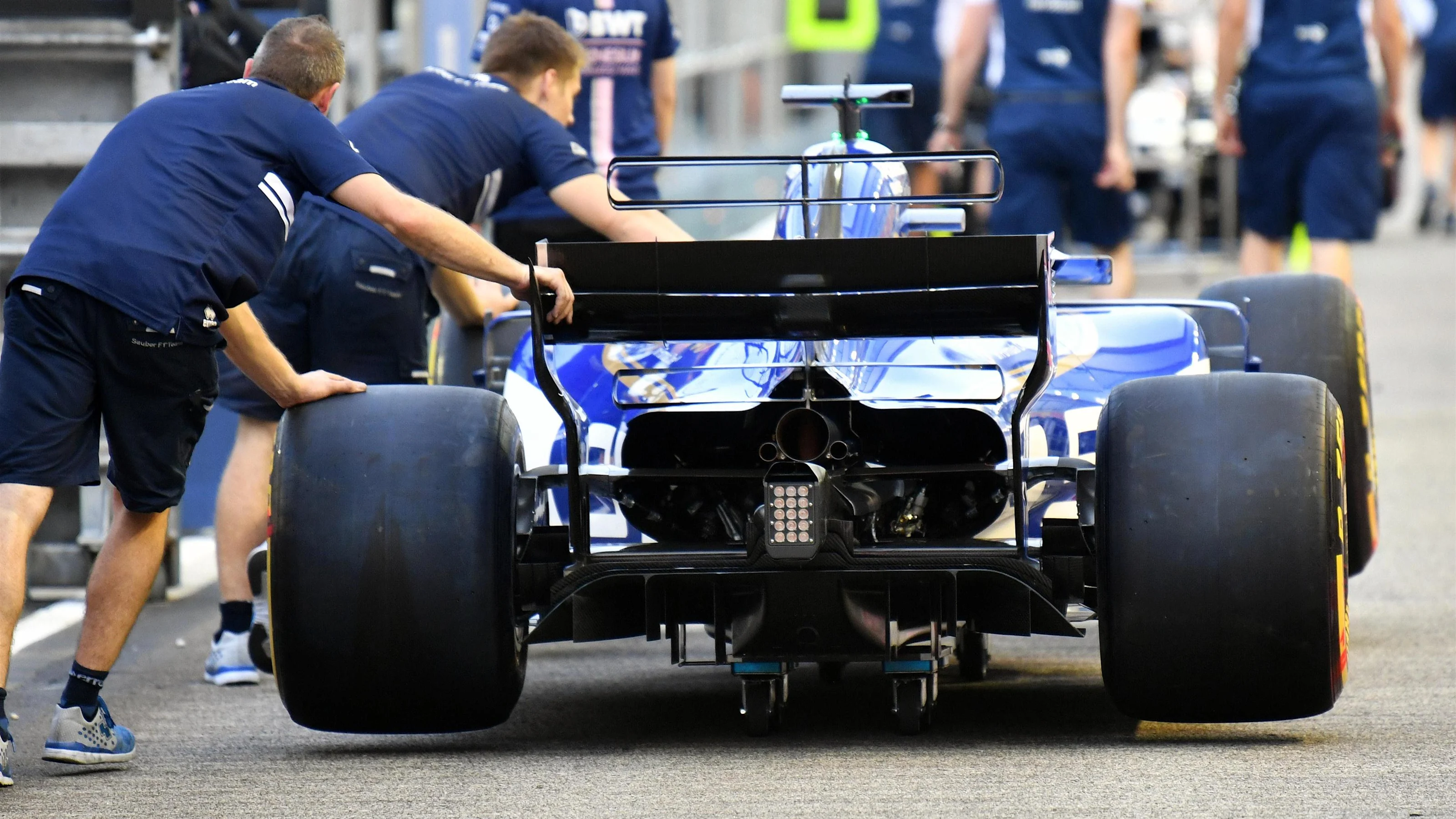Sauber mechanics with Sauber C36 at Formula One World Championship, Rd14, Singapore Grand Prix,