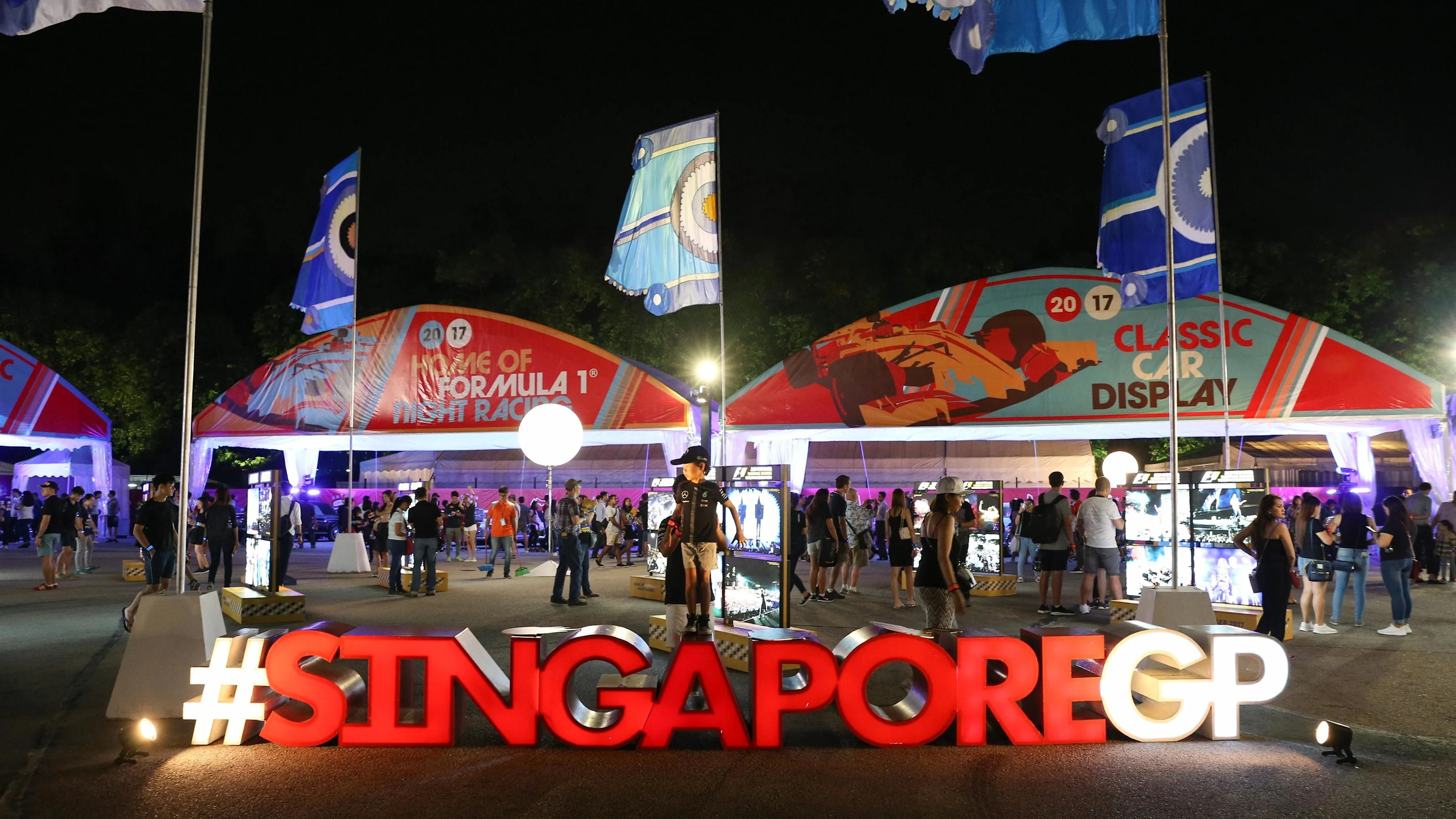 Fans at Formula One World Championship, Rd14, Singapore Grand Prix, Preparations, Marina Bay Street