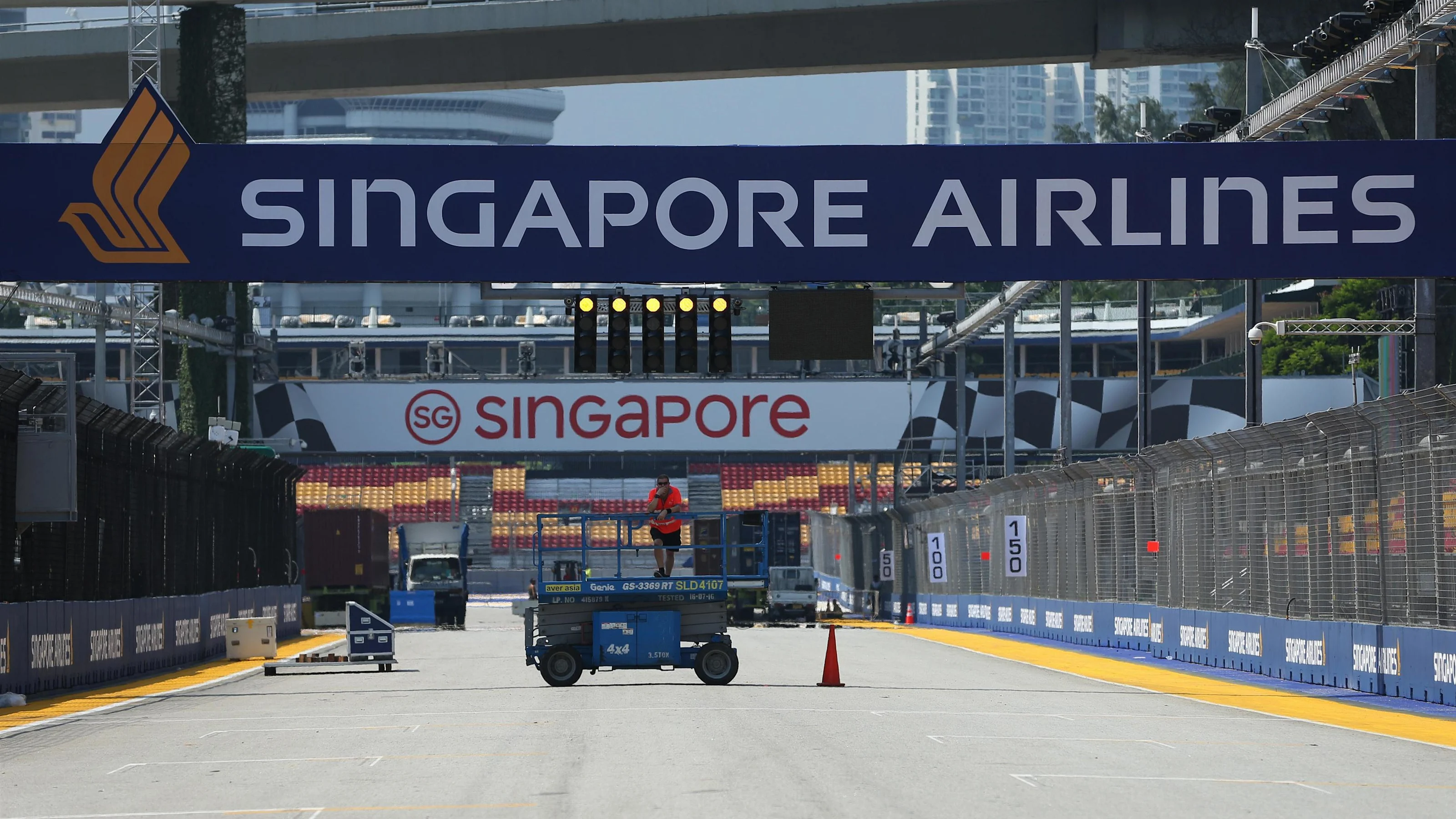 Main straight at Formula One World Championship, Rd14, Singapore Grand Prix, Preparations, Marina