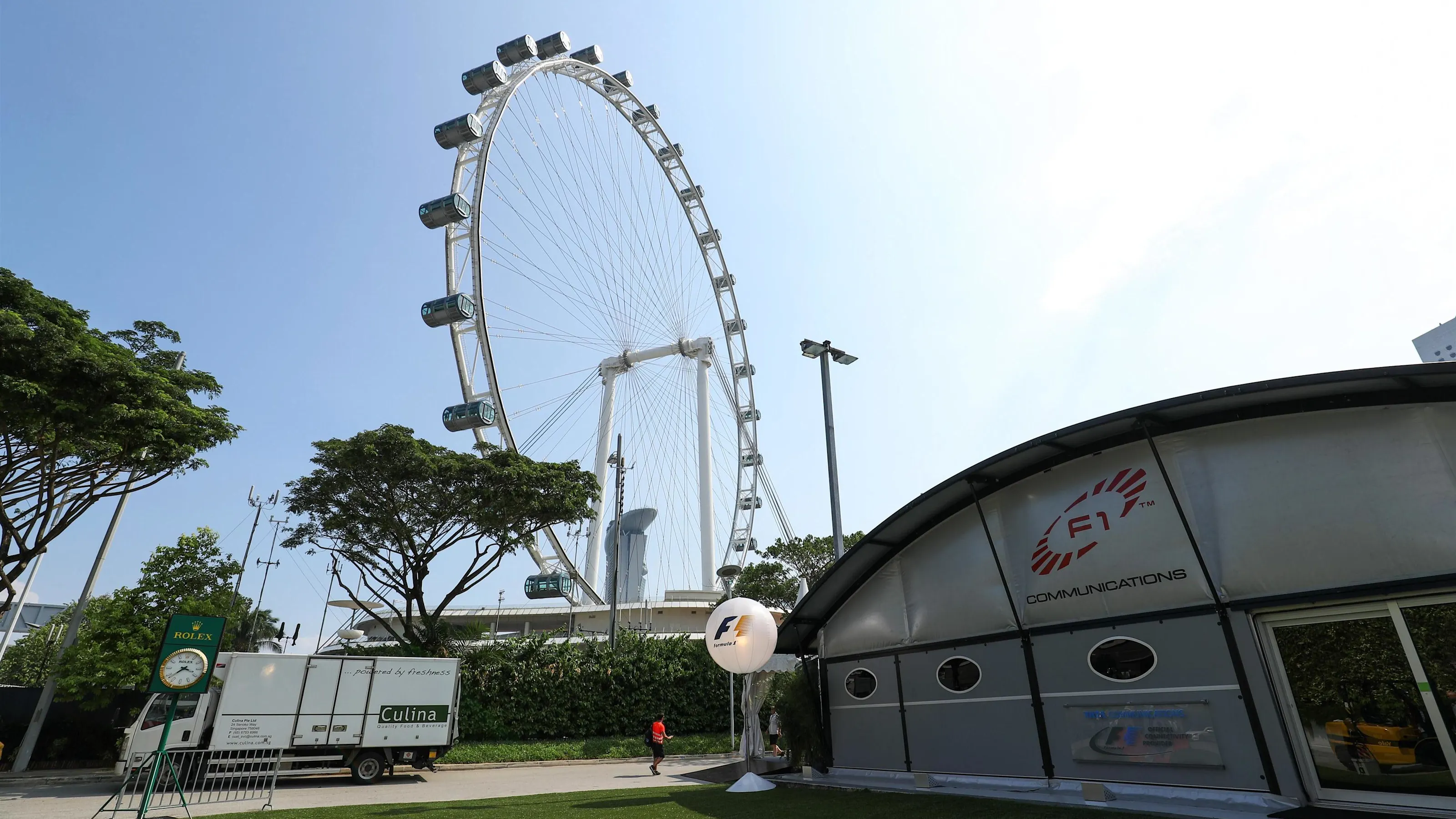 F1 Coomunications building and Singapore Flyer at Formula One World Championship, Rd14, Singapore