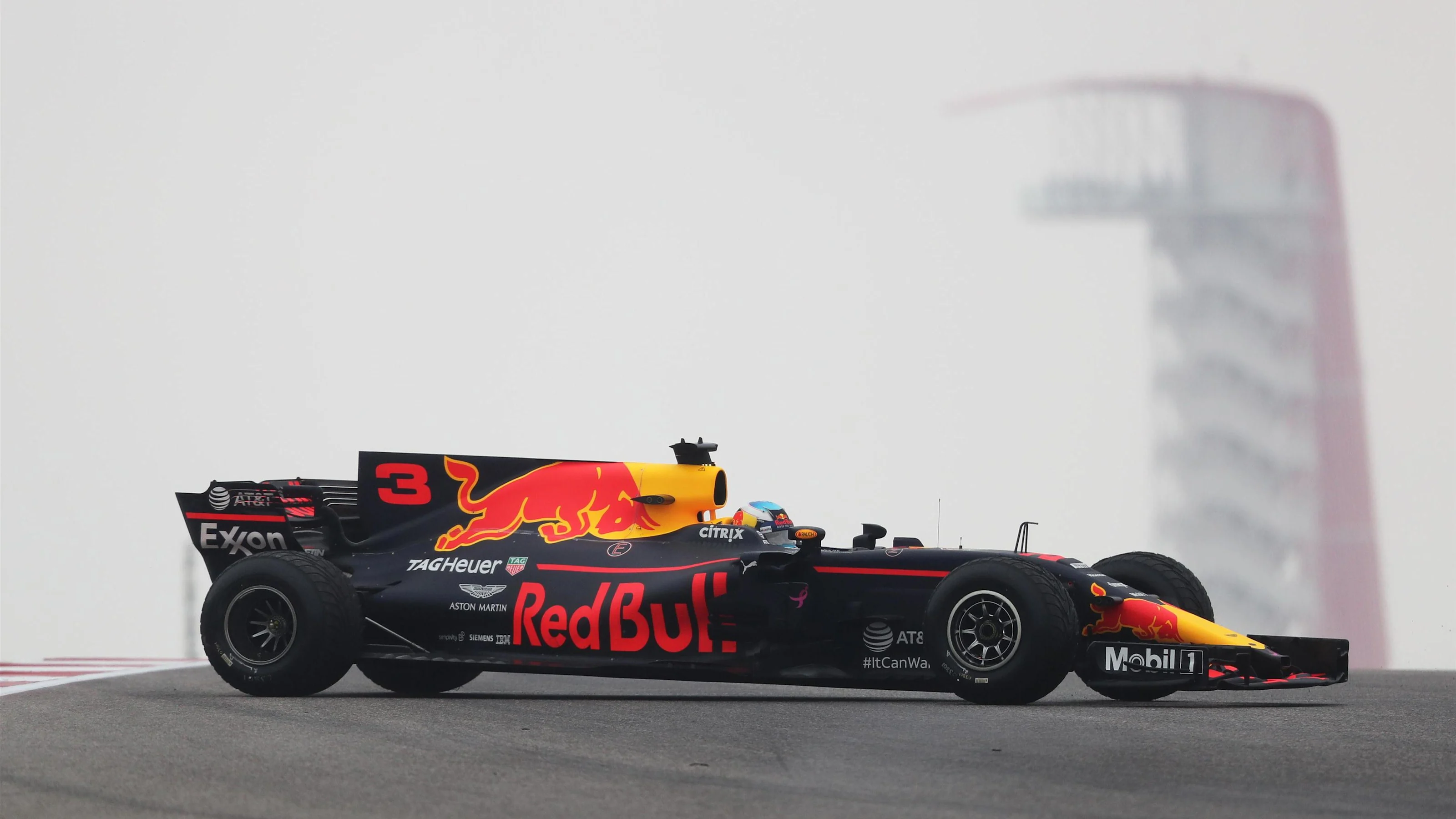 Daniel Ricciardo (AUS) Red Bull Racing RB13 spins at Formula One World Championship, Rd17, United