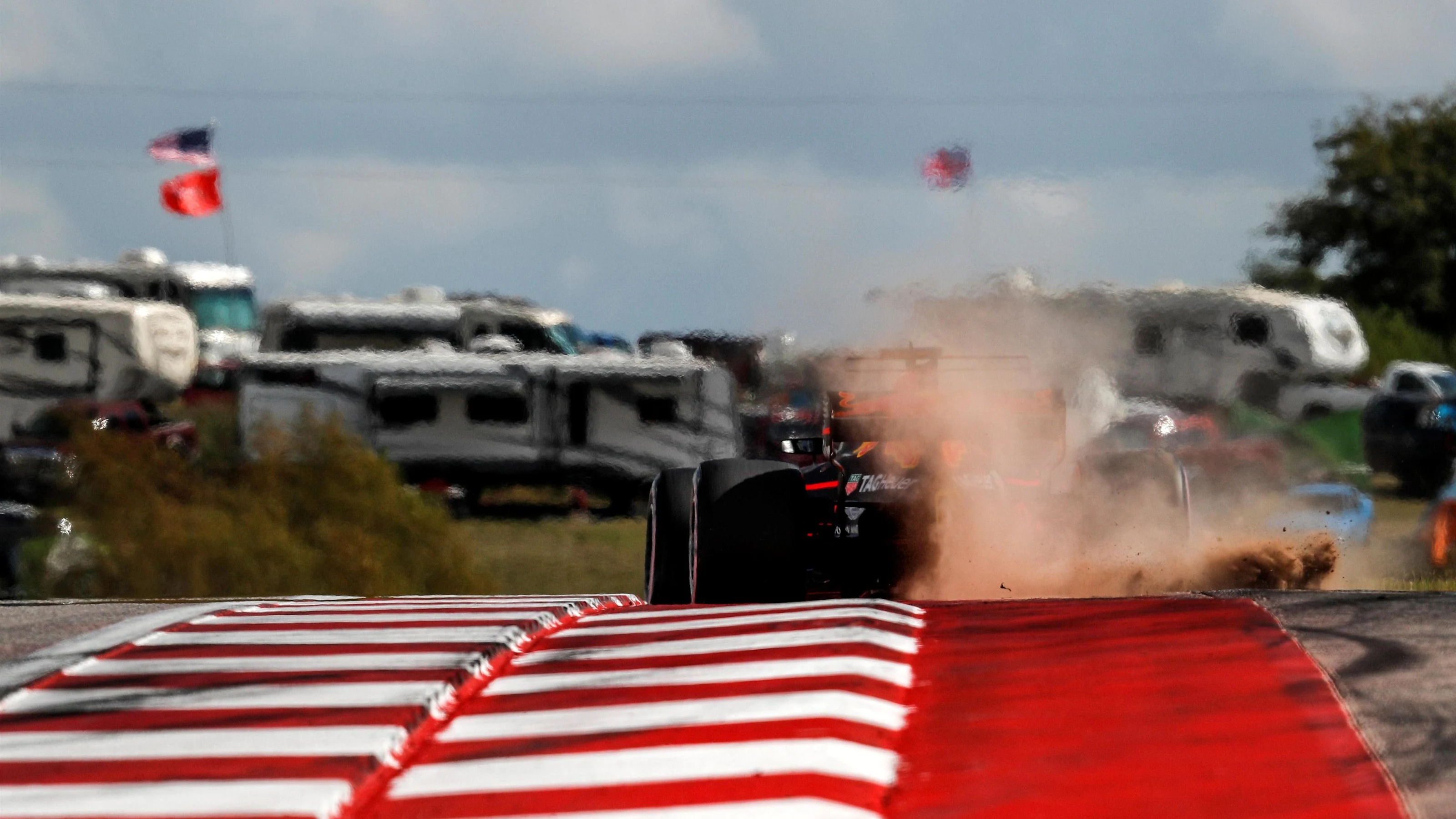 Daniel Ricciardo (AUS) Red Bull Racing RB13 runs wide at Formula One World Championship, Rd17,