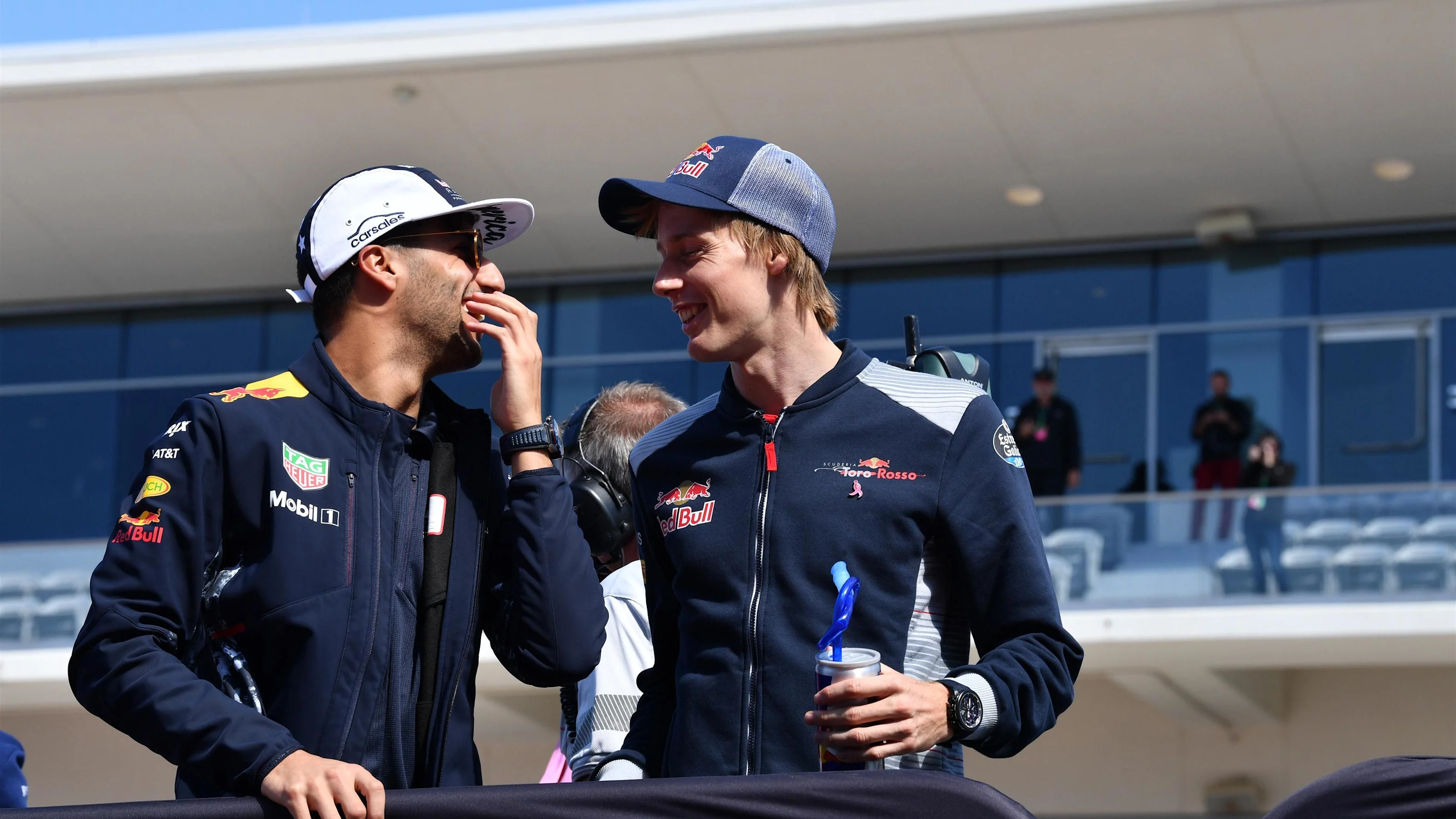 Daniel Ricciardo (AUS) Red Bull Racing and Brendon Hartley (NZL) Scuderia Toro Rosso on the drivers
