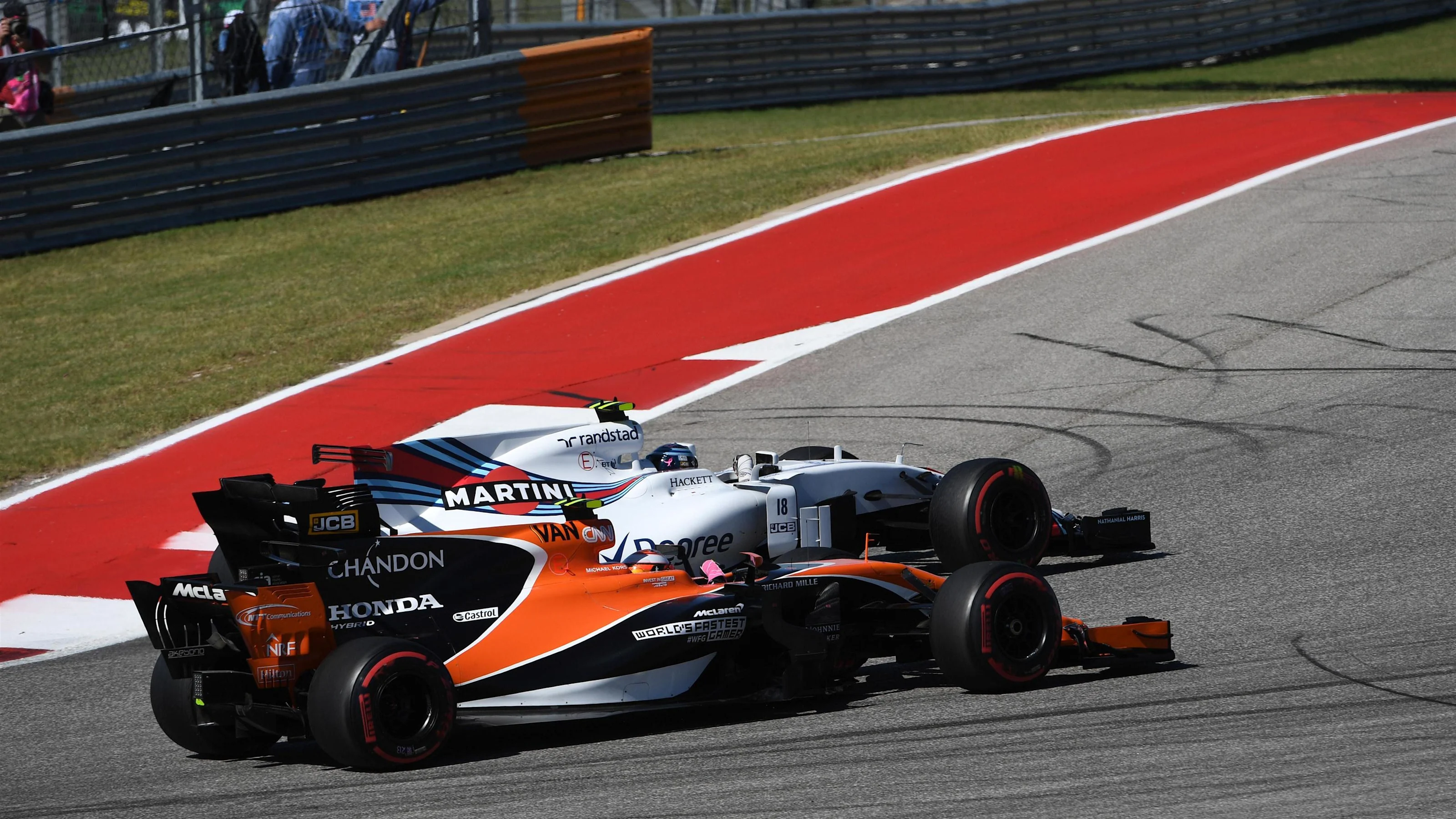 Stoffel Vandoorne (BEL) McLaren MCL32 and Lance Stroll (CDN) Williams FW40 battle at Formula One