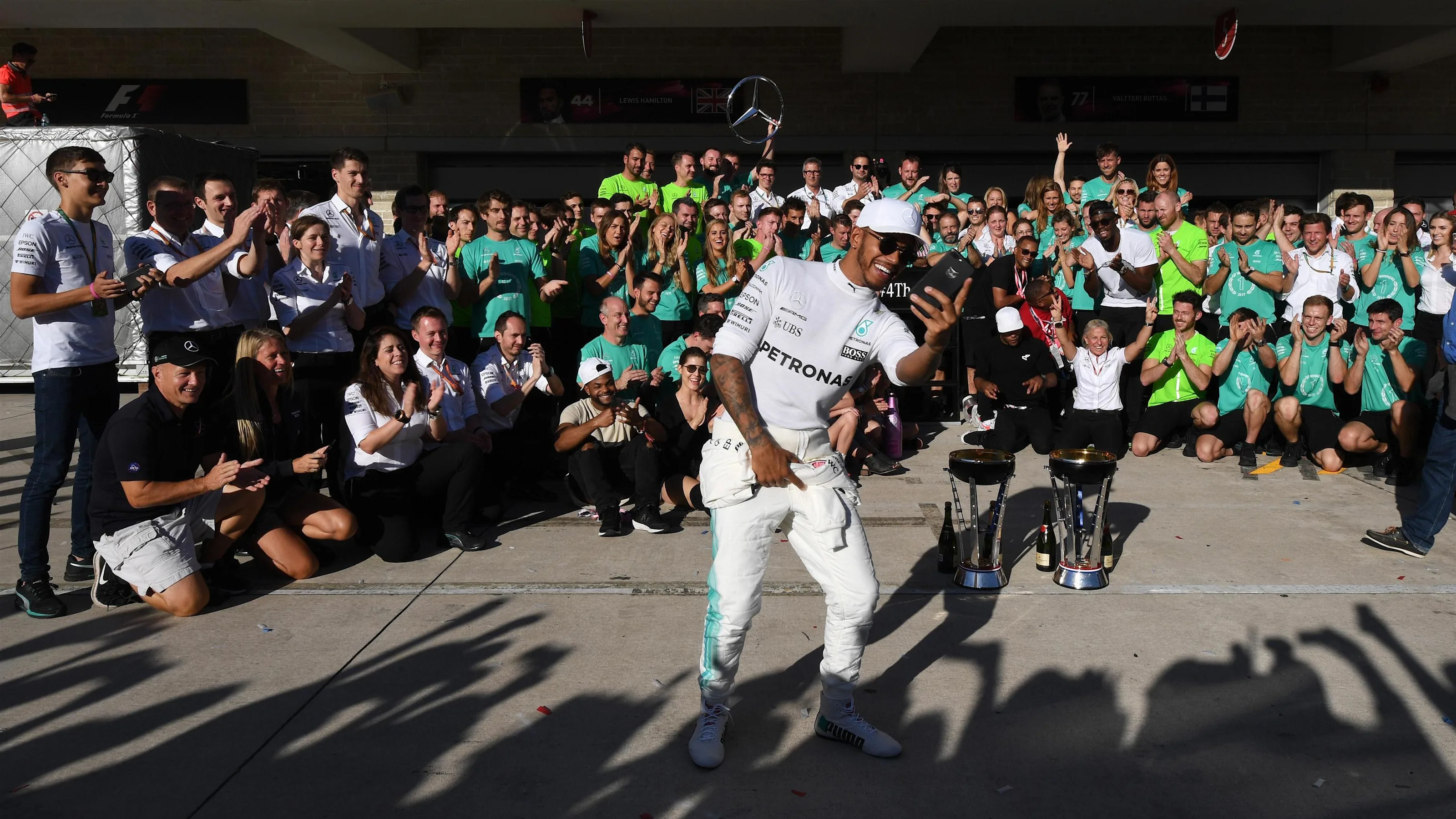 Race winner Lewis Hamilton (GBR) Mercedes AMG F1 celebrate with the team at Formula One World
