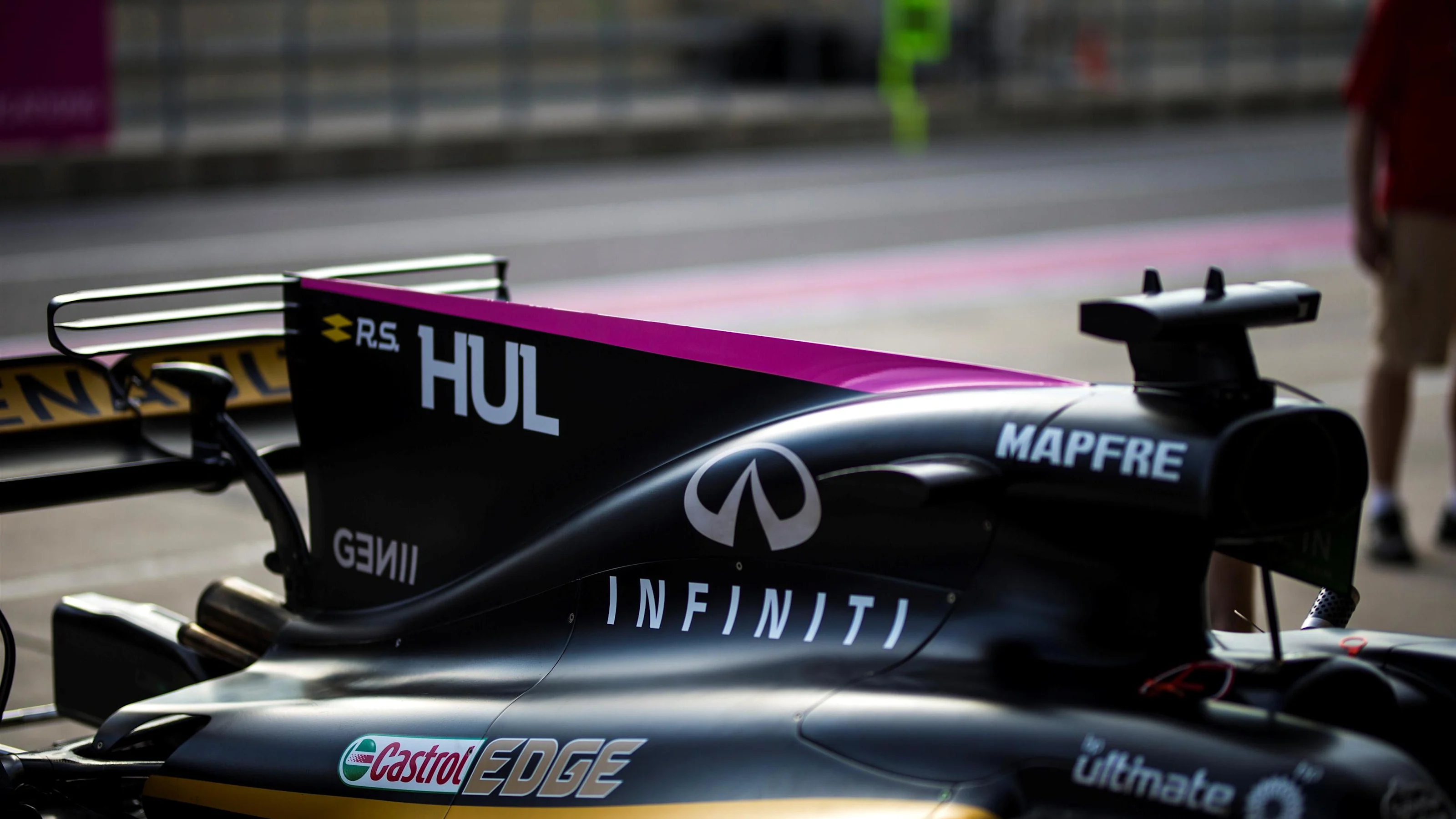 Renault Sport F1 Team RS17 engine cover fin at Formula One World Championship, Rd17, United States