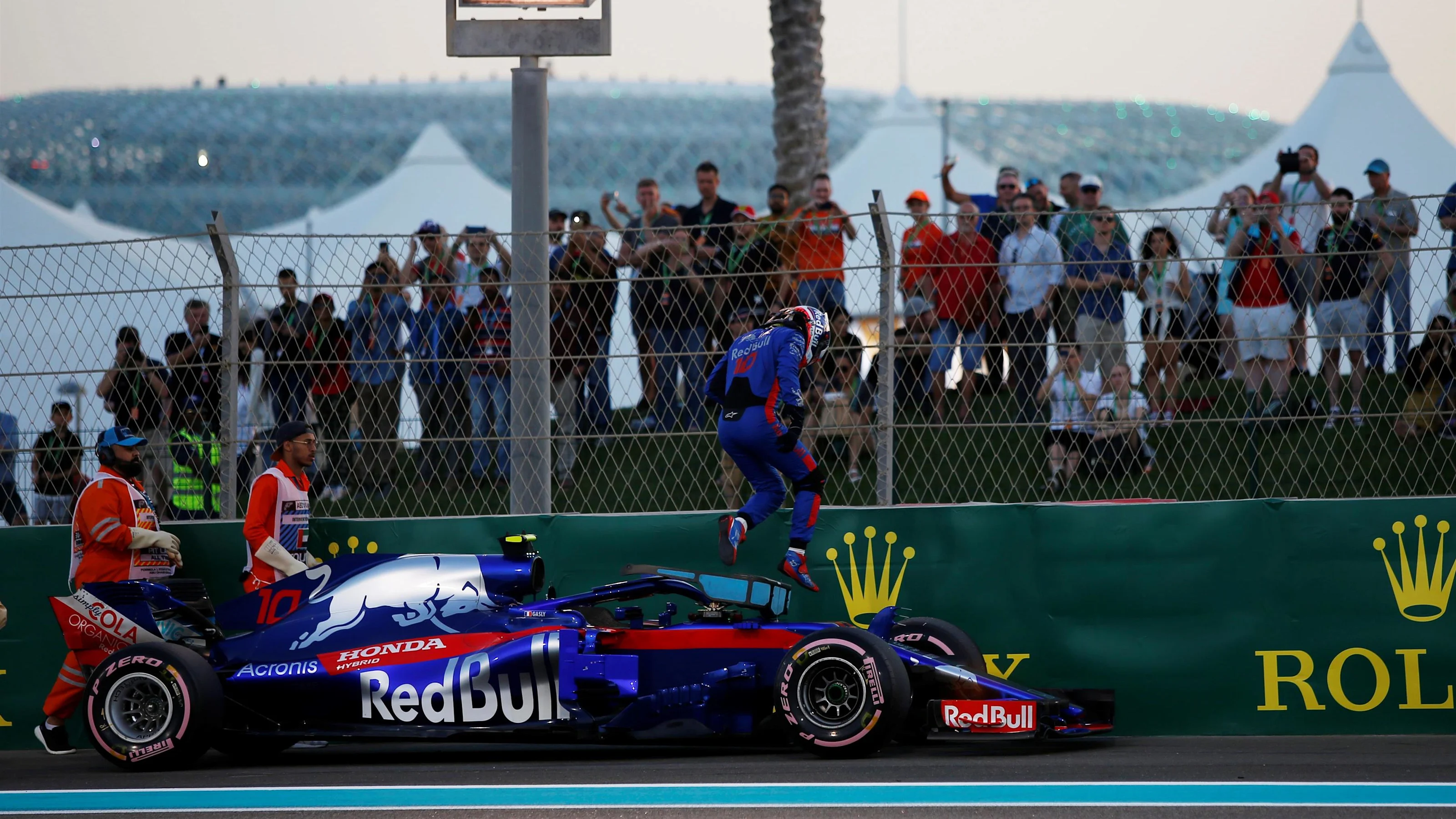 Pierre Gasly, Toro Rosso STR13 stops on track in Q1 at Formula One World Championship, Rd21, Abu