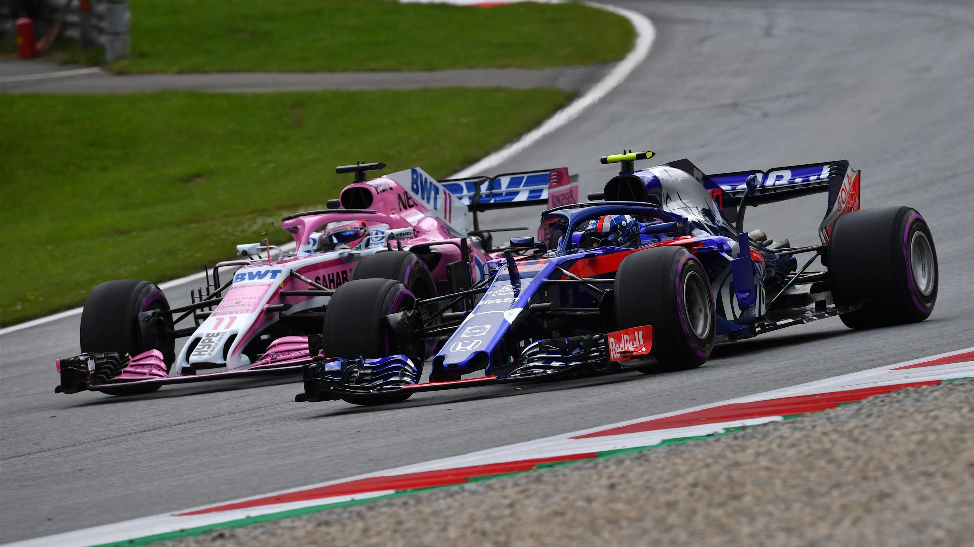 Sergio Perez (MEX) Force India VJM11 and Pierre Gasly (FRA) Scuderia Toro Rosso STR13 at Formula