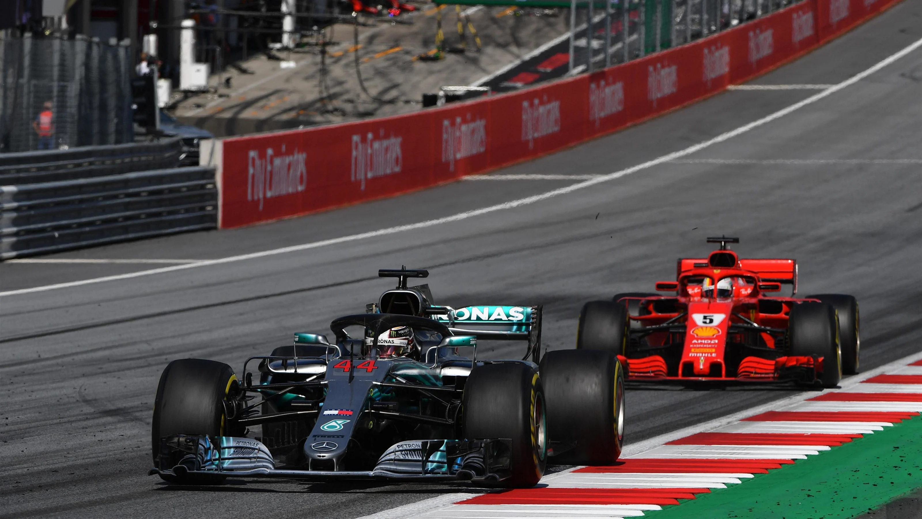 Lewis Hamilton (GBR) Mercedes-AMG F1 W09 EQ Power+ leads Sebastian Vettel (GER) Ferrari SF-71H at